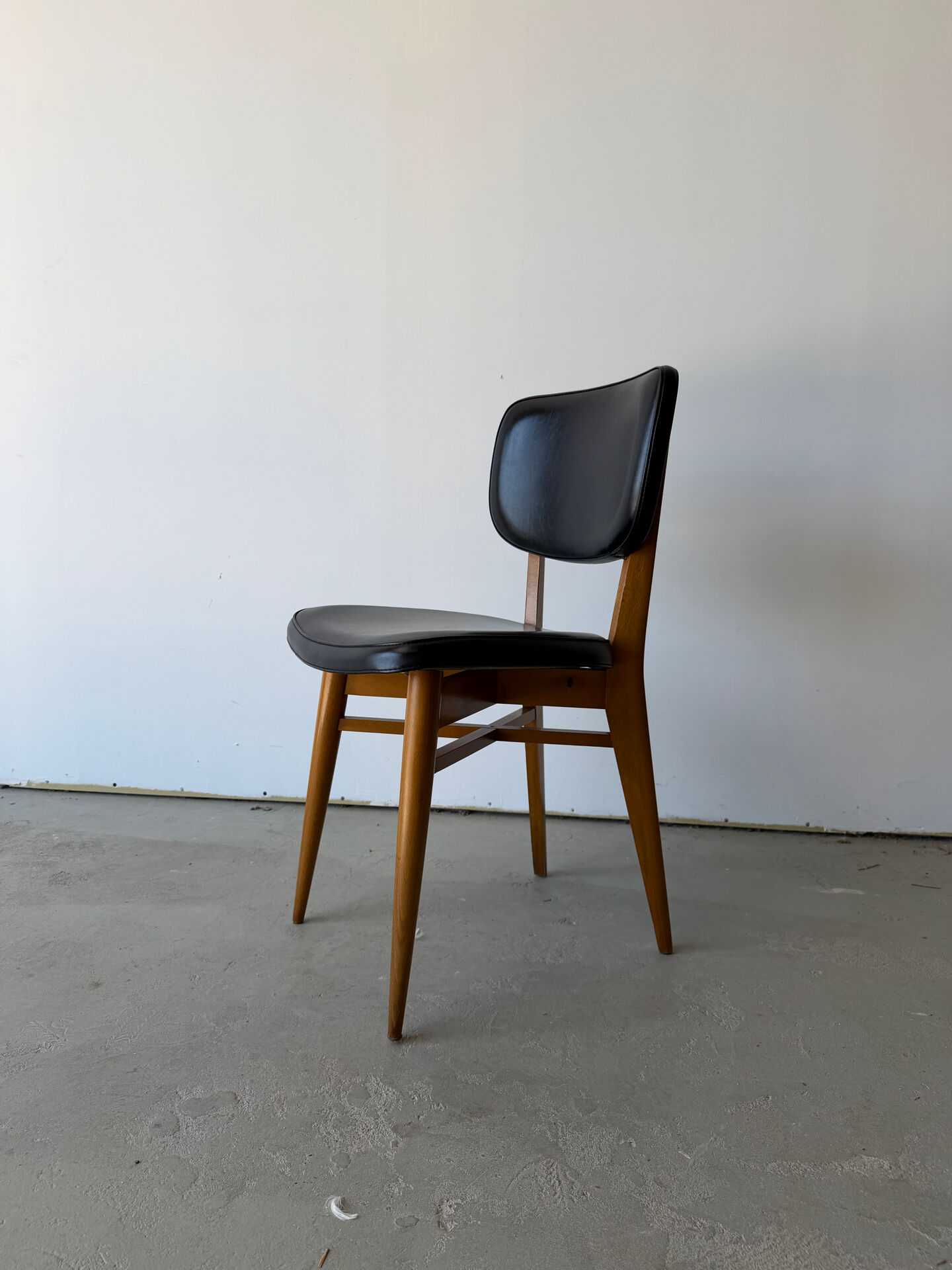 Set of 6 Scandinavian design chairs in solid beech and black Skai.