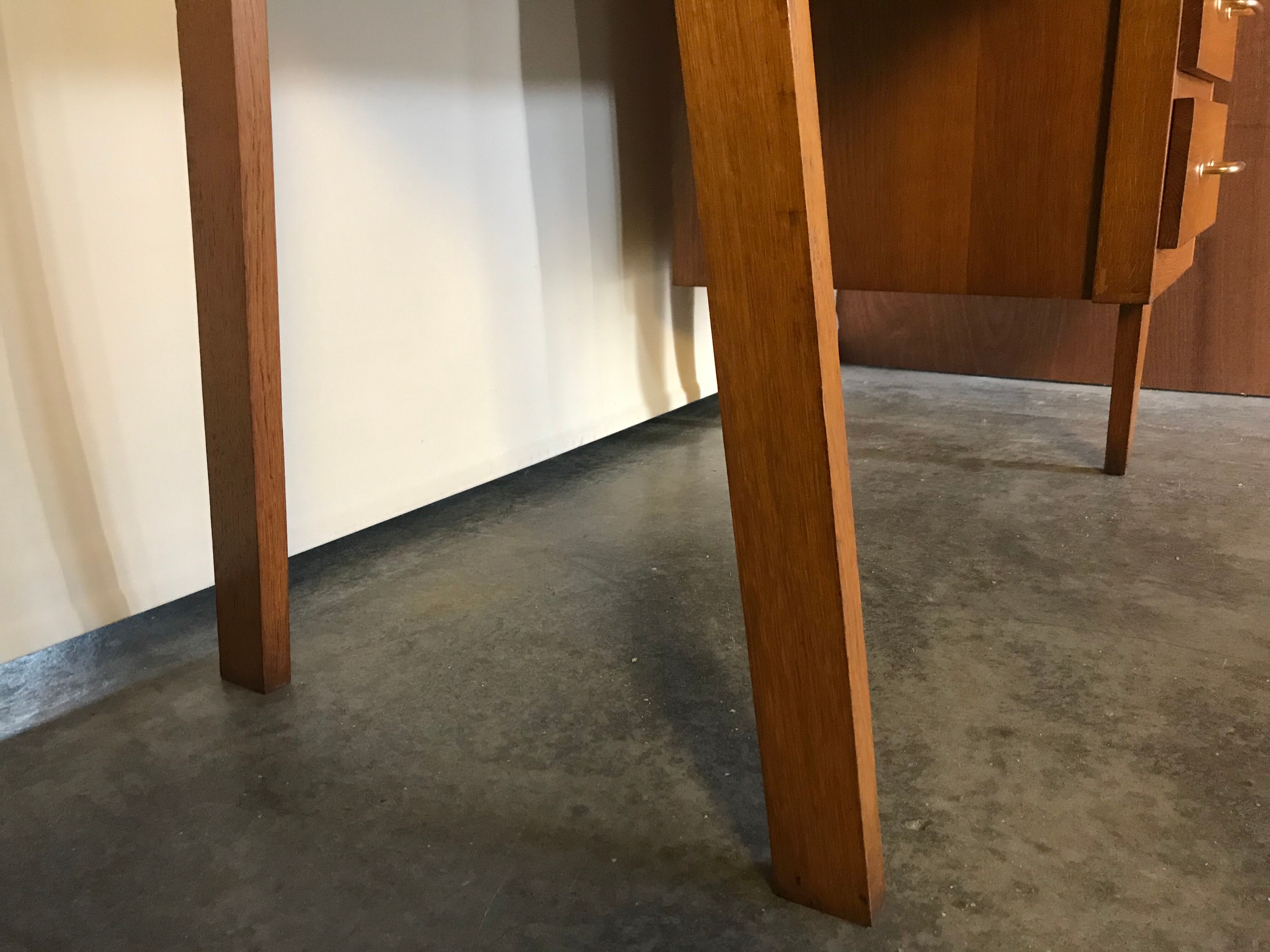 Modernist office Spirol scandinavian design compass feet