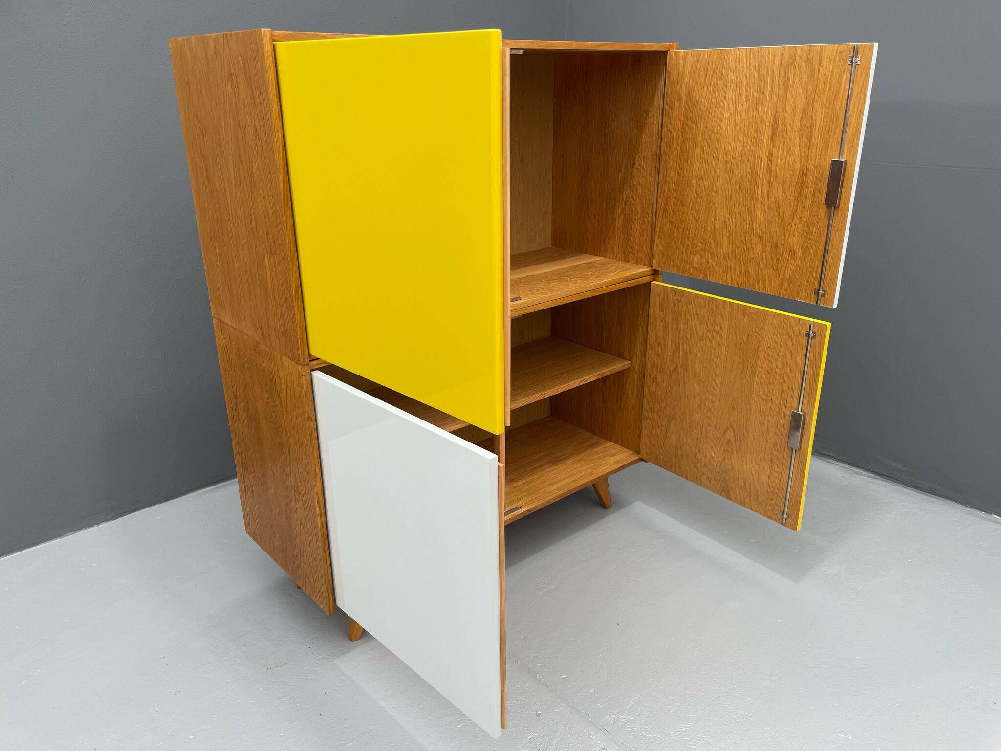 Armoire U-450 en placage de chêne, variante jaune et blanc, Jiří Jiroutek pour Inte