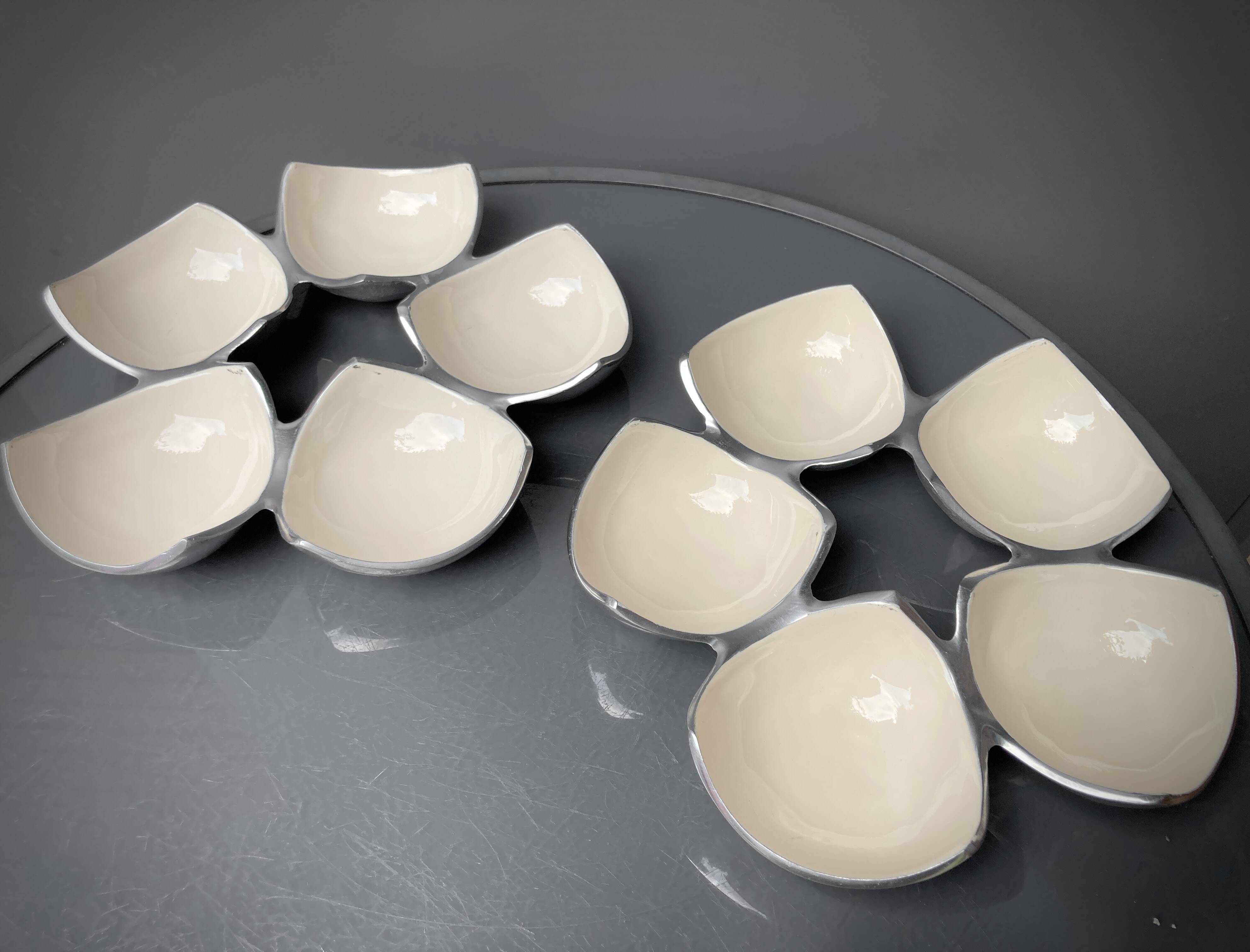 Ensemble de plats compartimentés en Inox Massif et émail écru