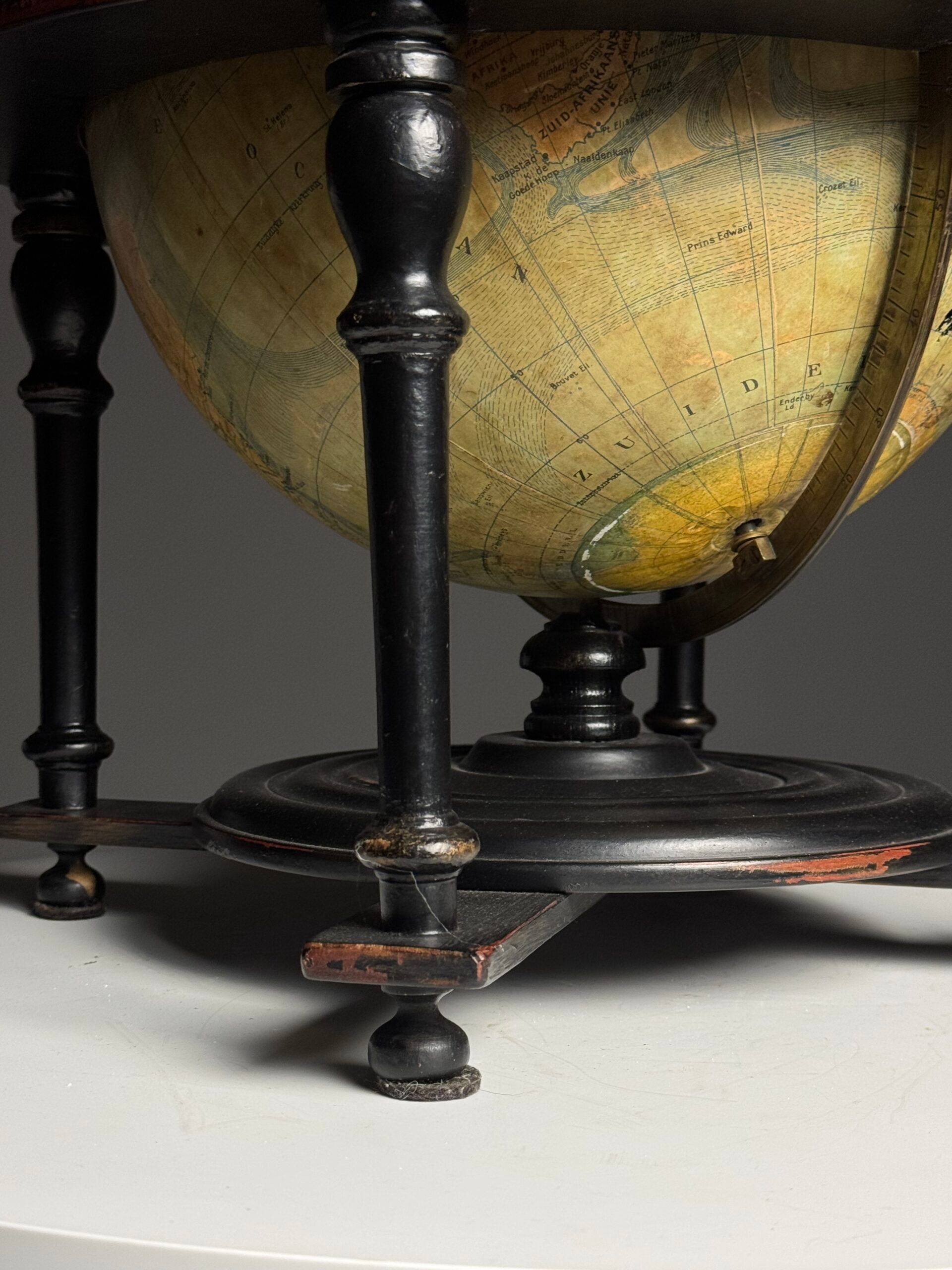Globe G. Thomas Paris