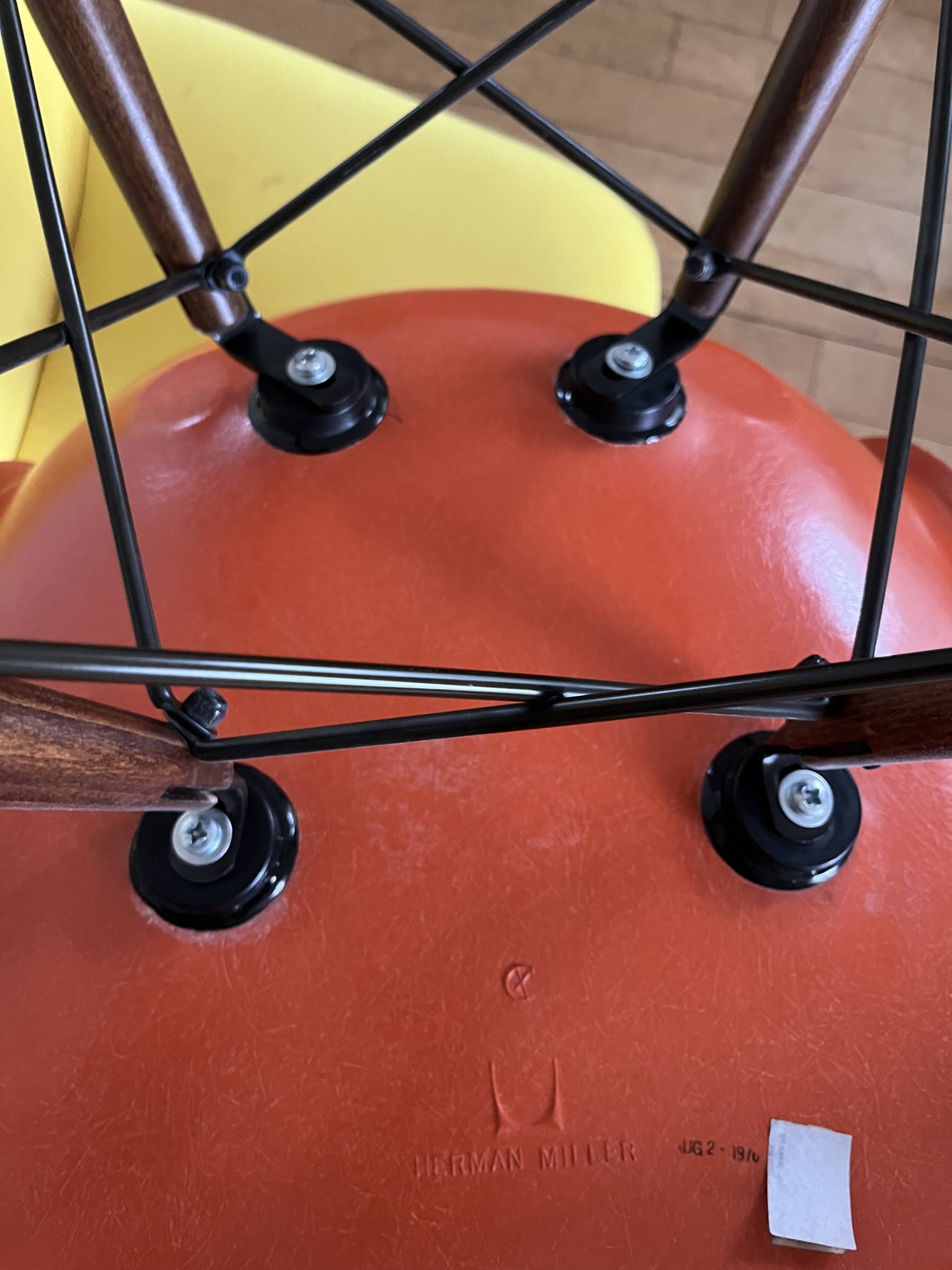 4 Chaises Charles & Ray Eames Herman Miller DSW orange