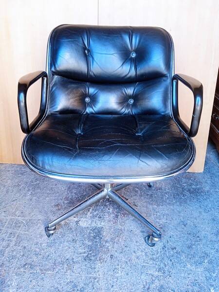 Fauteuil Charles Pollock cuir noir époque 1970