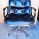 Fauteuil Charles Pollock cuir noir époque 1970