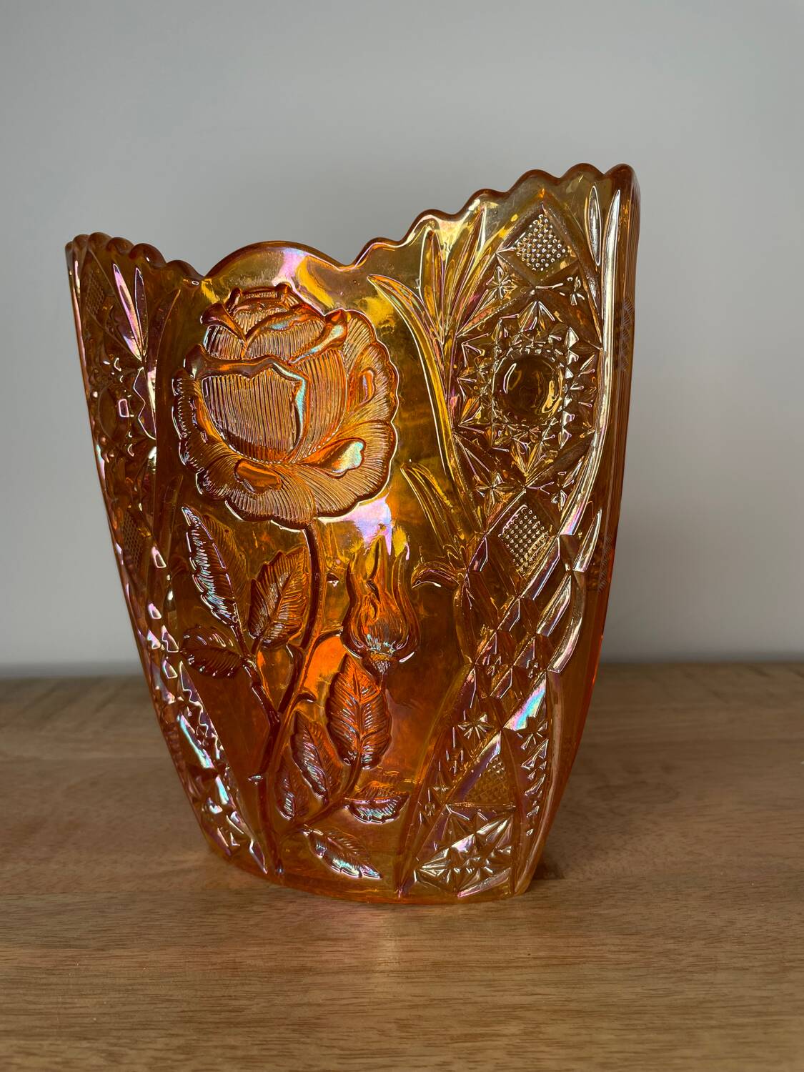 Pair of garden rose vases made of Brockwitz carnival glass, 1915