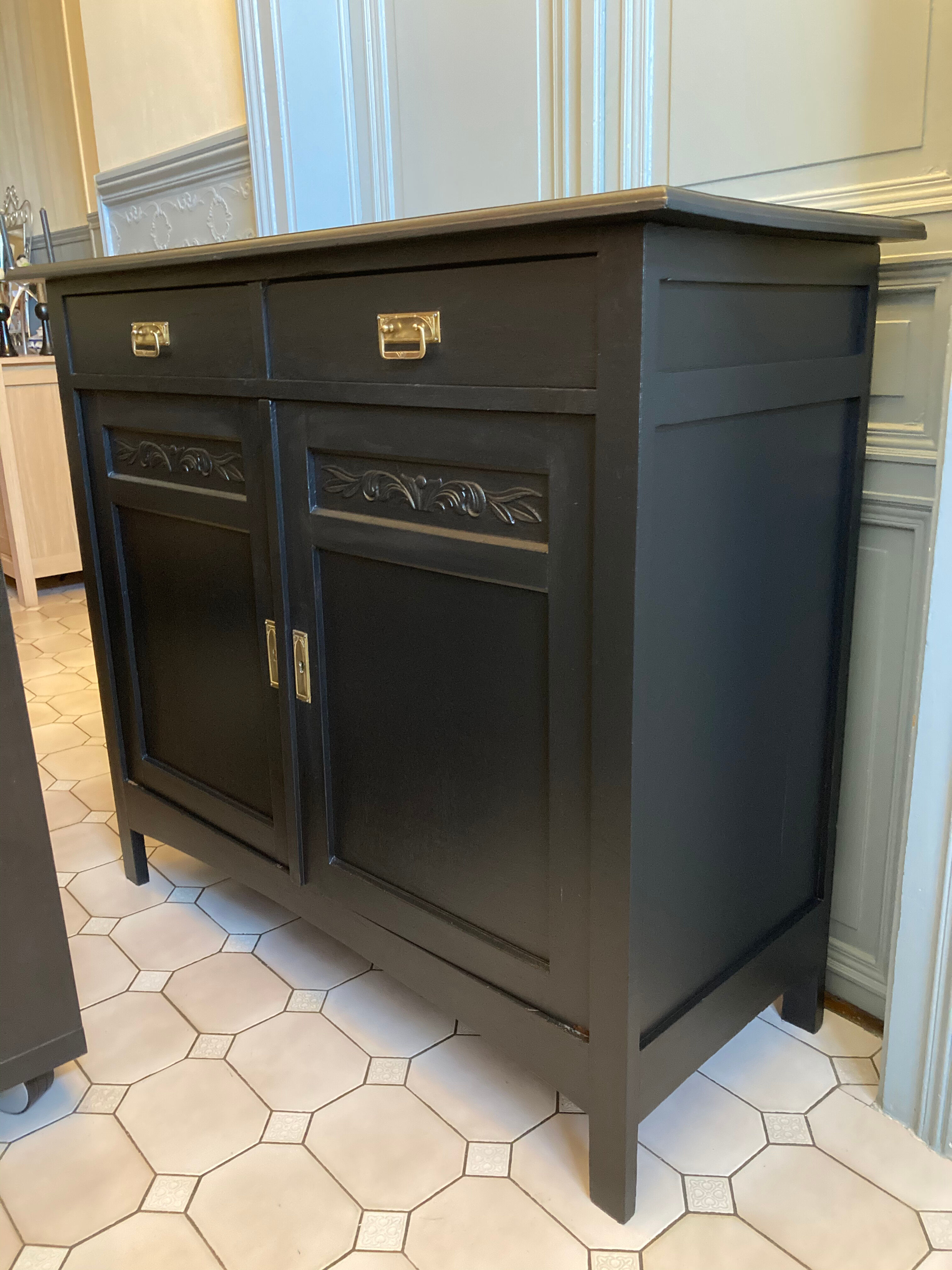 Art-deco period oak commodus