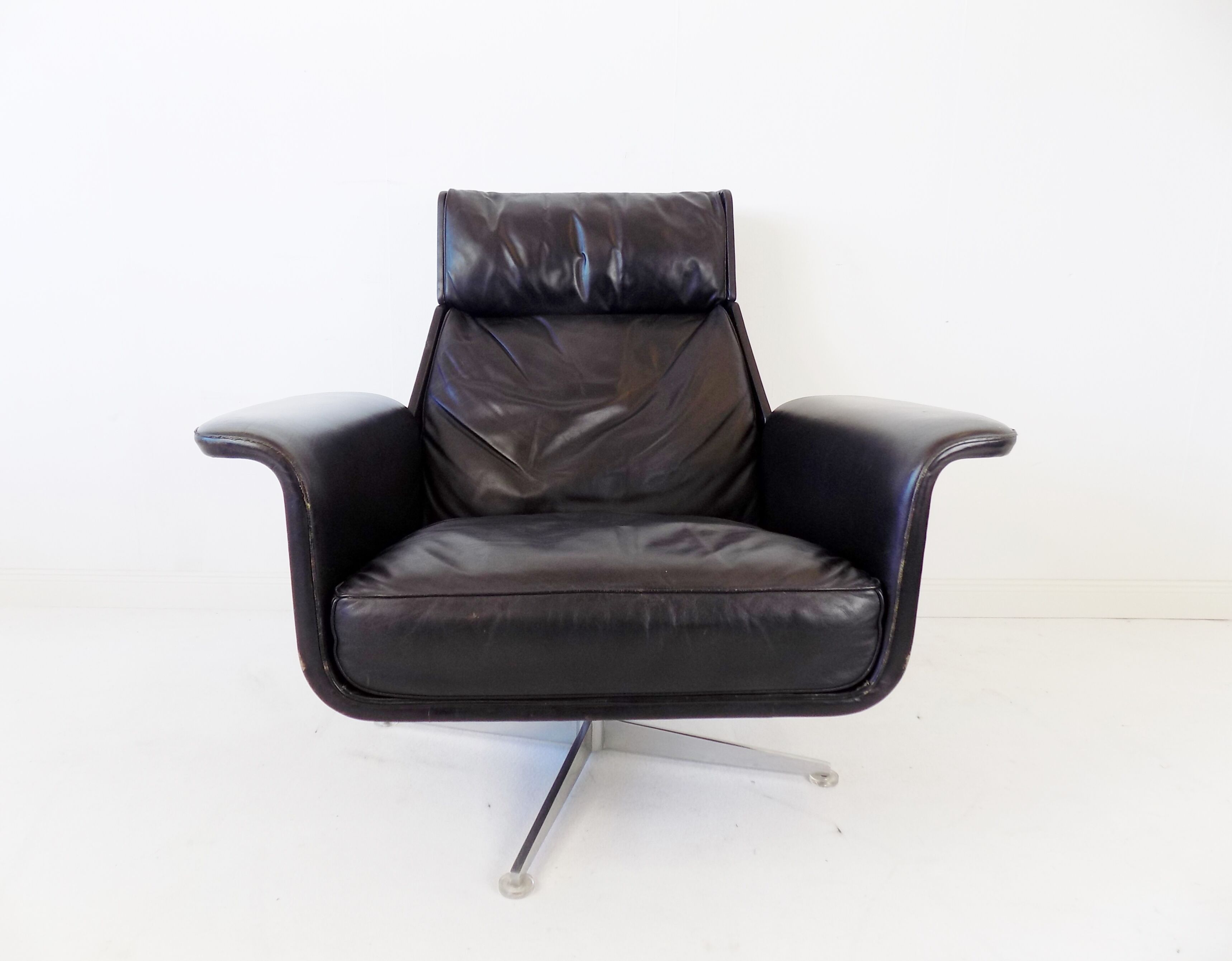 Fauteuil Kaufeld Siesta 62 en cuir noir par Jacques Brule