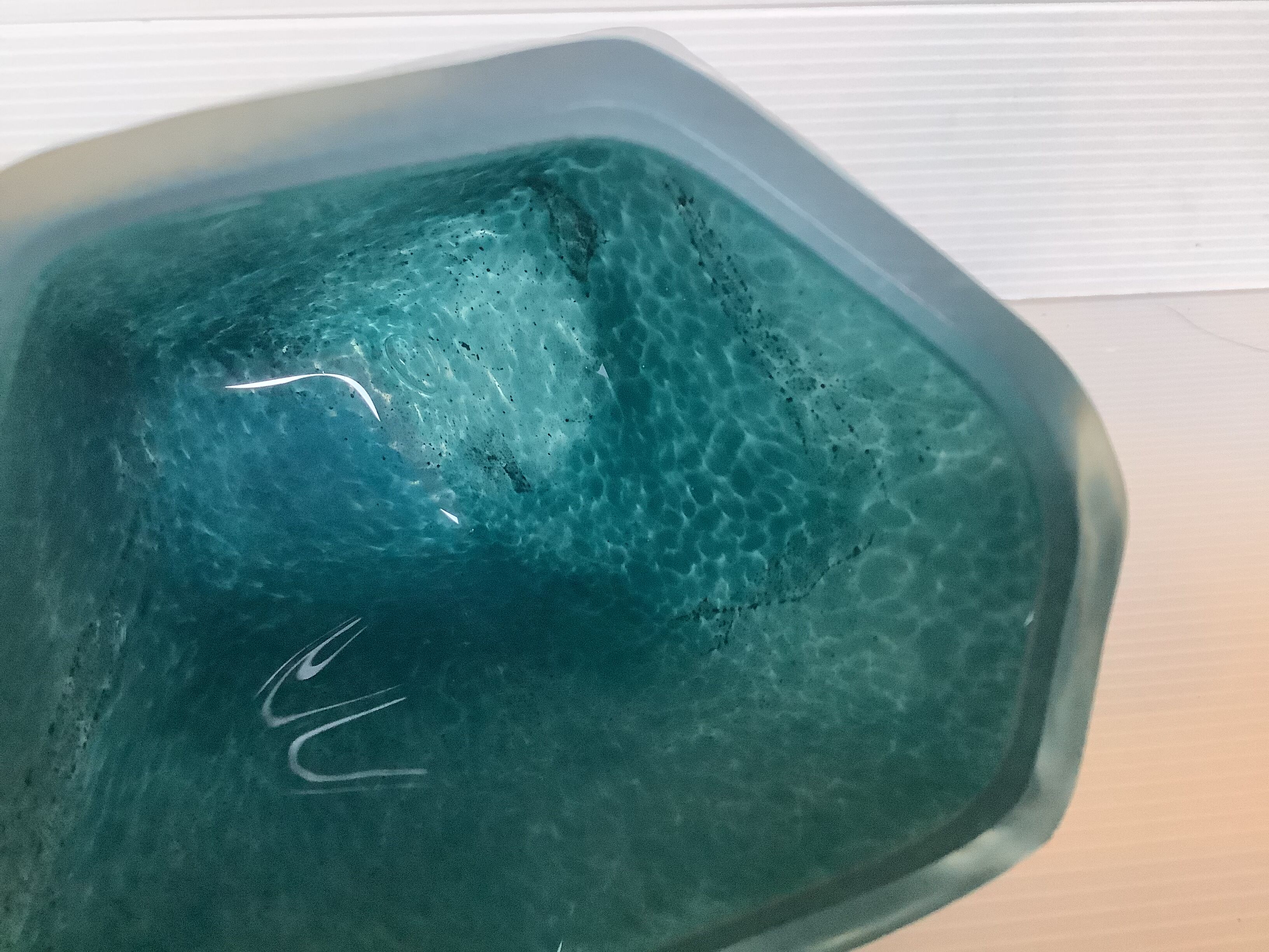 Vase Pentagone bleu et doré pâte de verre