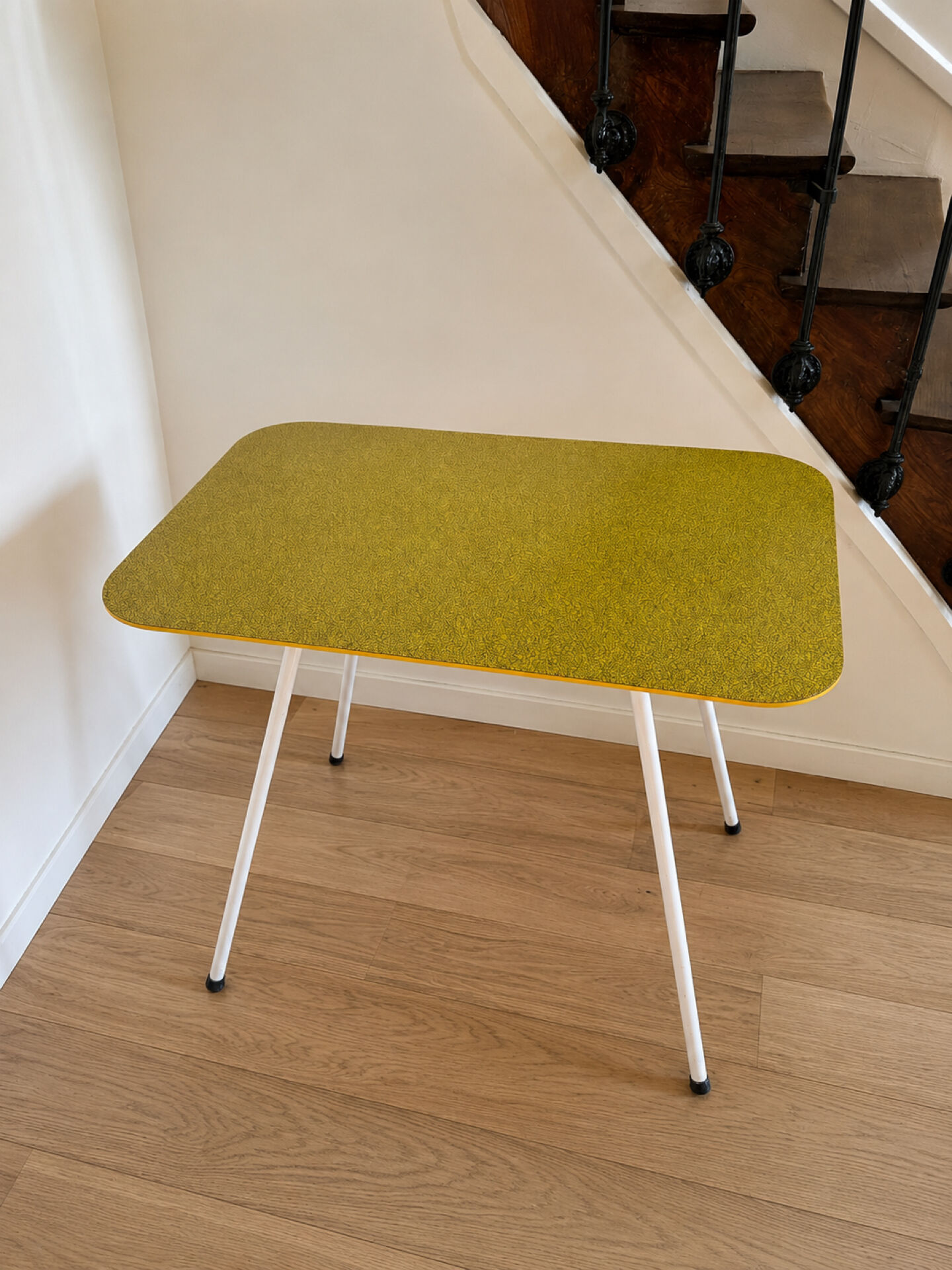 Table jaune à motifs Michael Samuels