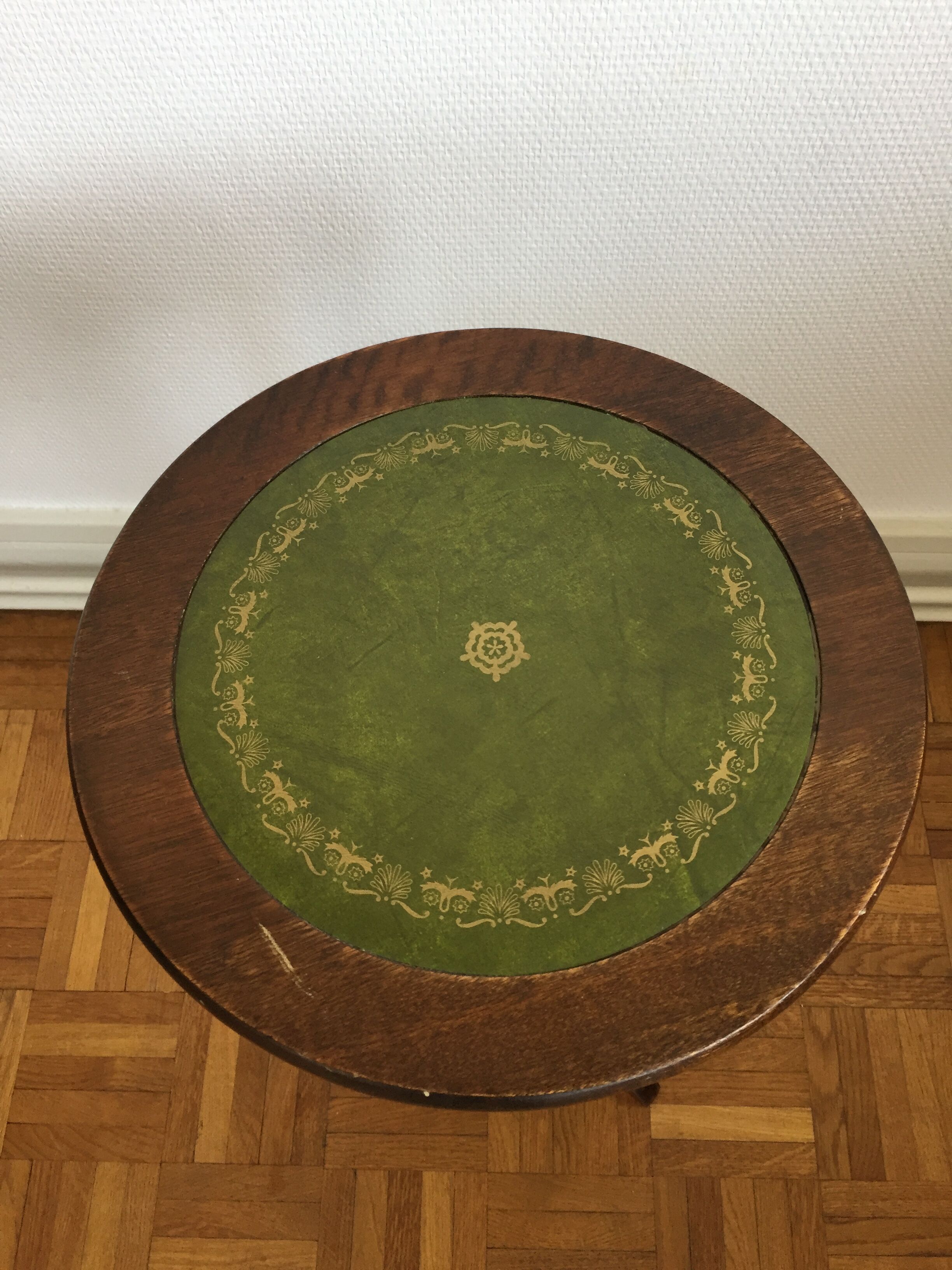 Pedestal in oak and green leather