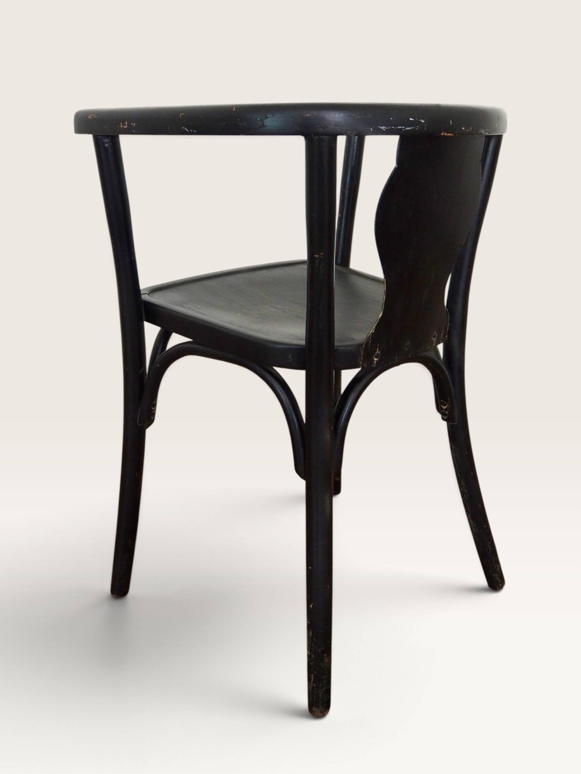 Curved black lacquered wooden armchair in Thonet style