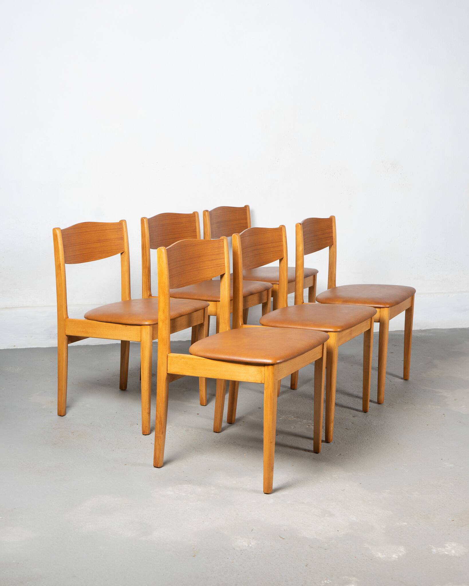 Set of 6 Danish dining chairs made of beech and brown leatherette.
