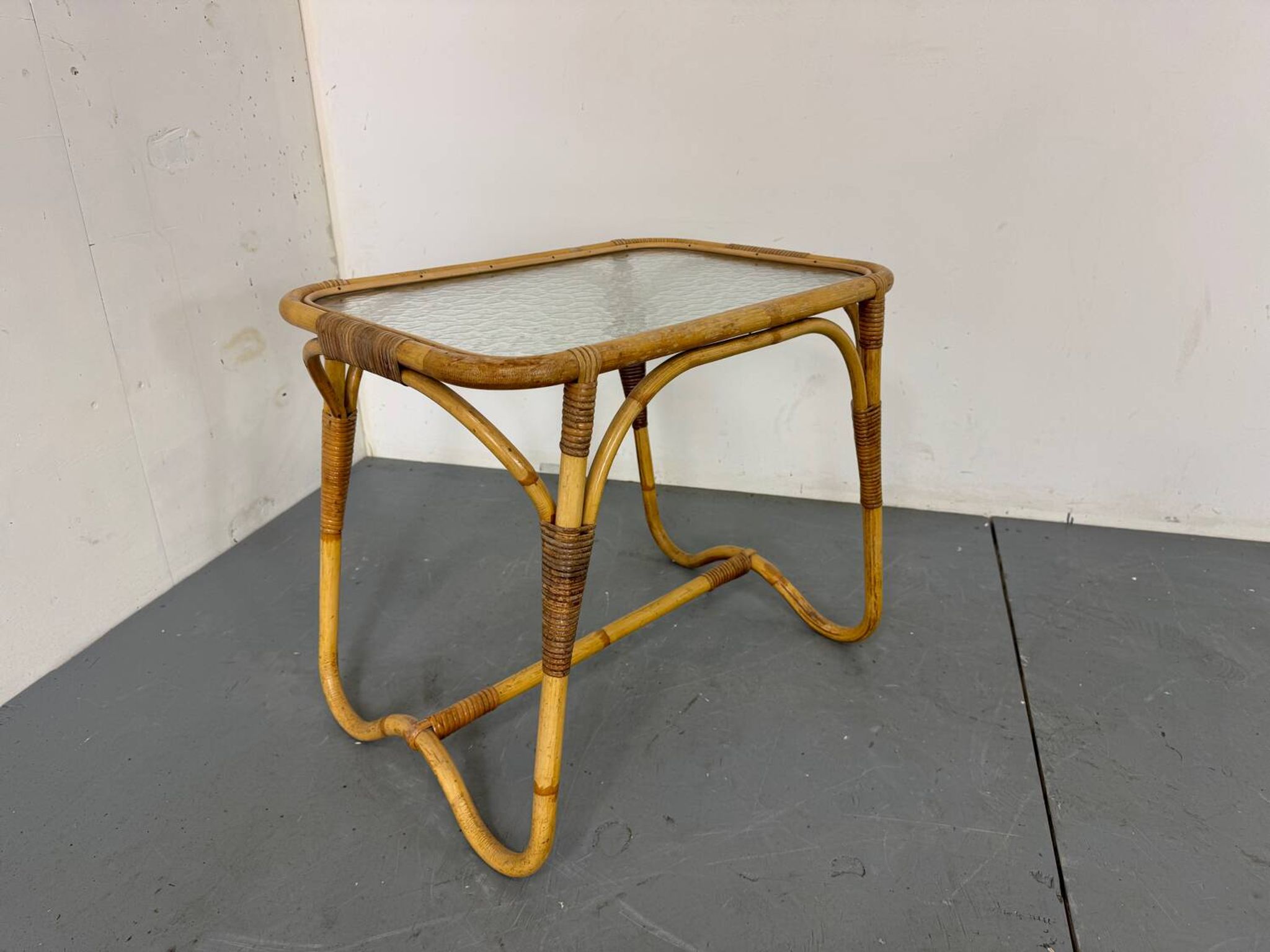 Table d'appoint bohème vintage en rotin, bambou et verre de Rohé Noordwolde,