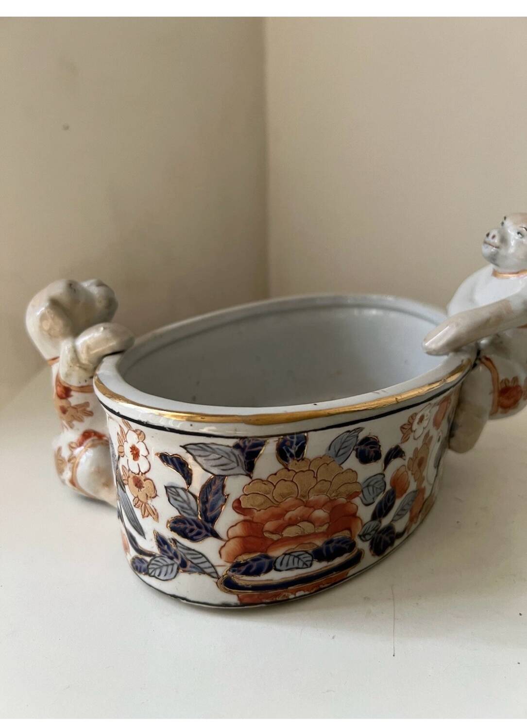 Antique Imari planter with zoomorphic dog decoration, 19th century.