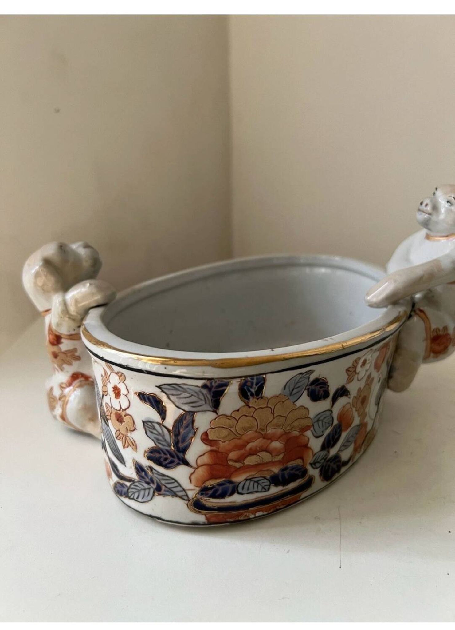 Antique Imari planter with zoomorphic dog decoration, 19th century.