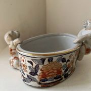 Antique Imari planter with zoomorphic dog decoration, 19th century.