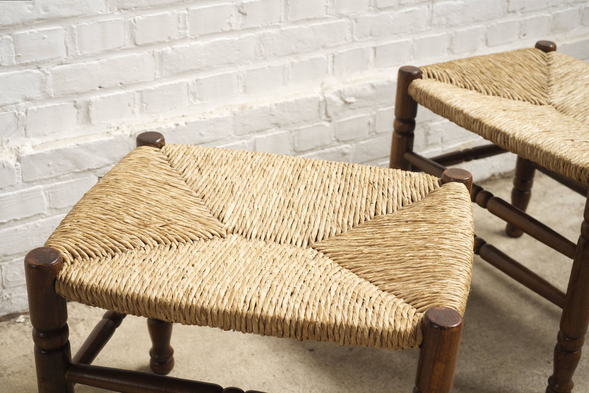 Une paire de tabourets en corde à papier