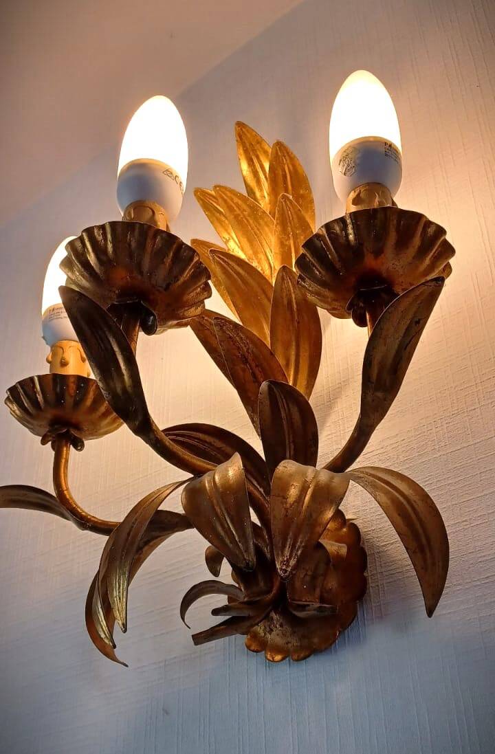 Vintage Italian Florentine wall light in golden bronze metal 1970