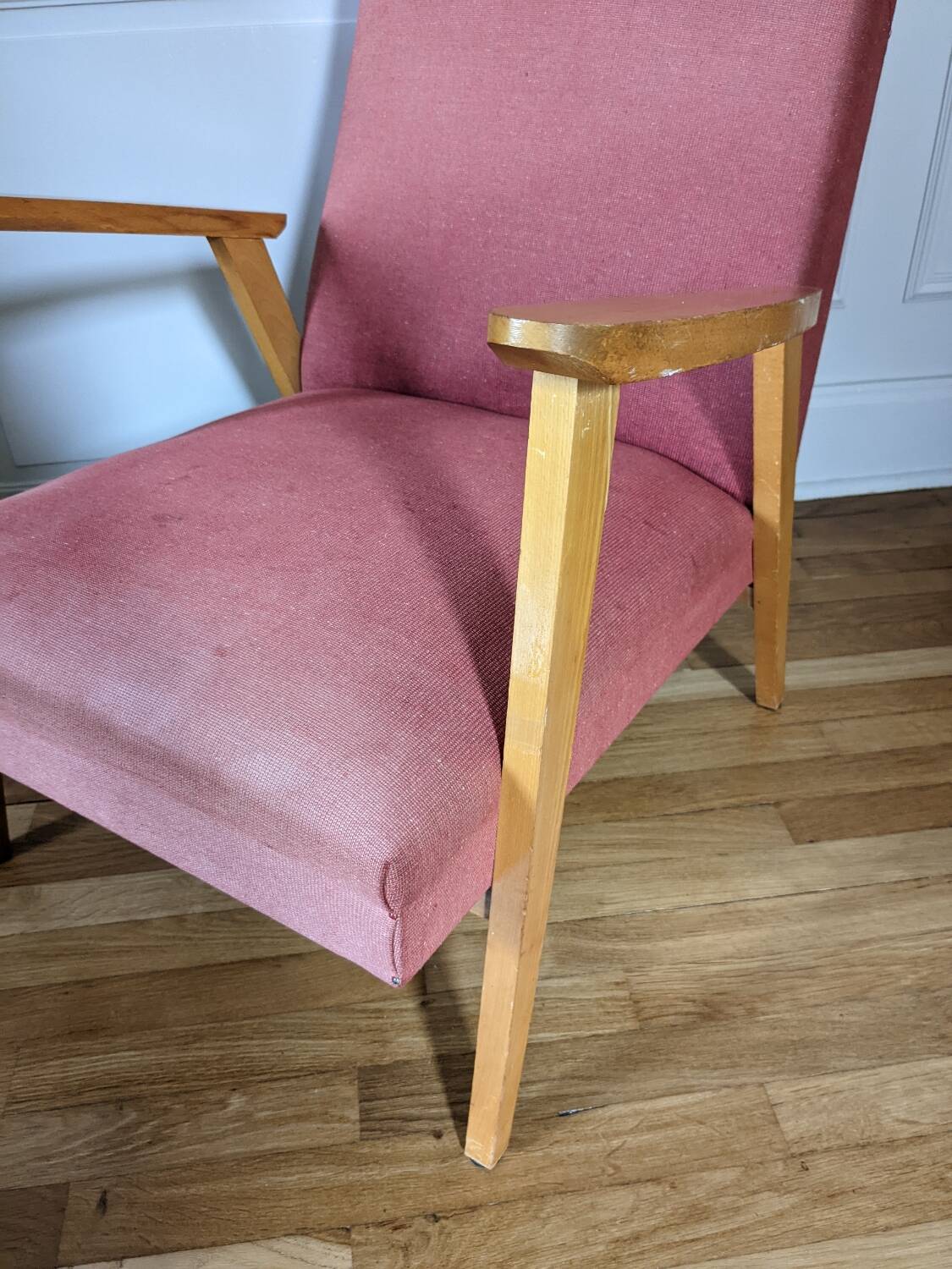 Fauteuil scandinave pieds compas
