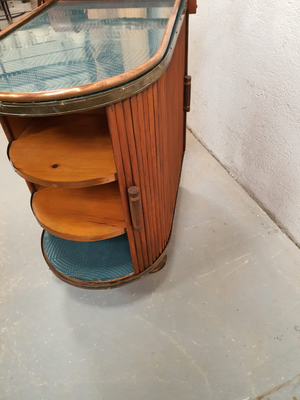 Art deco roller bar