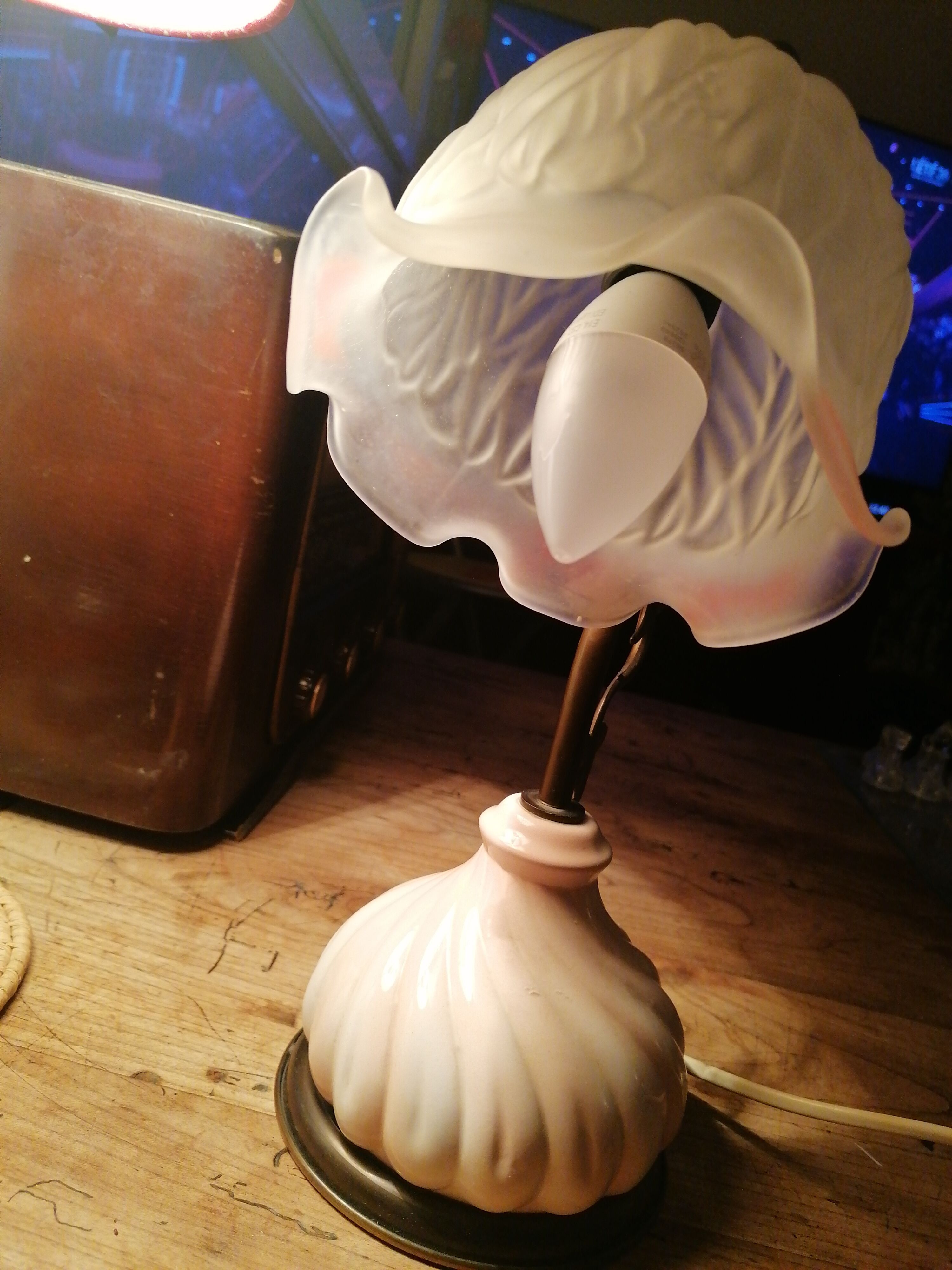 Retro lamp in brass and pink ceramic