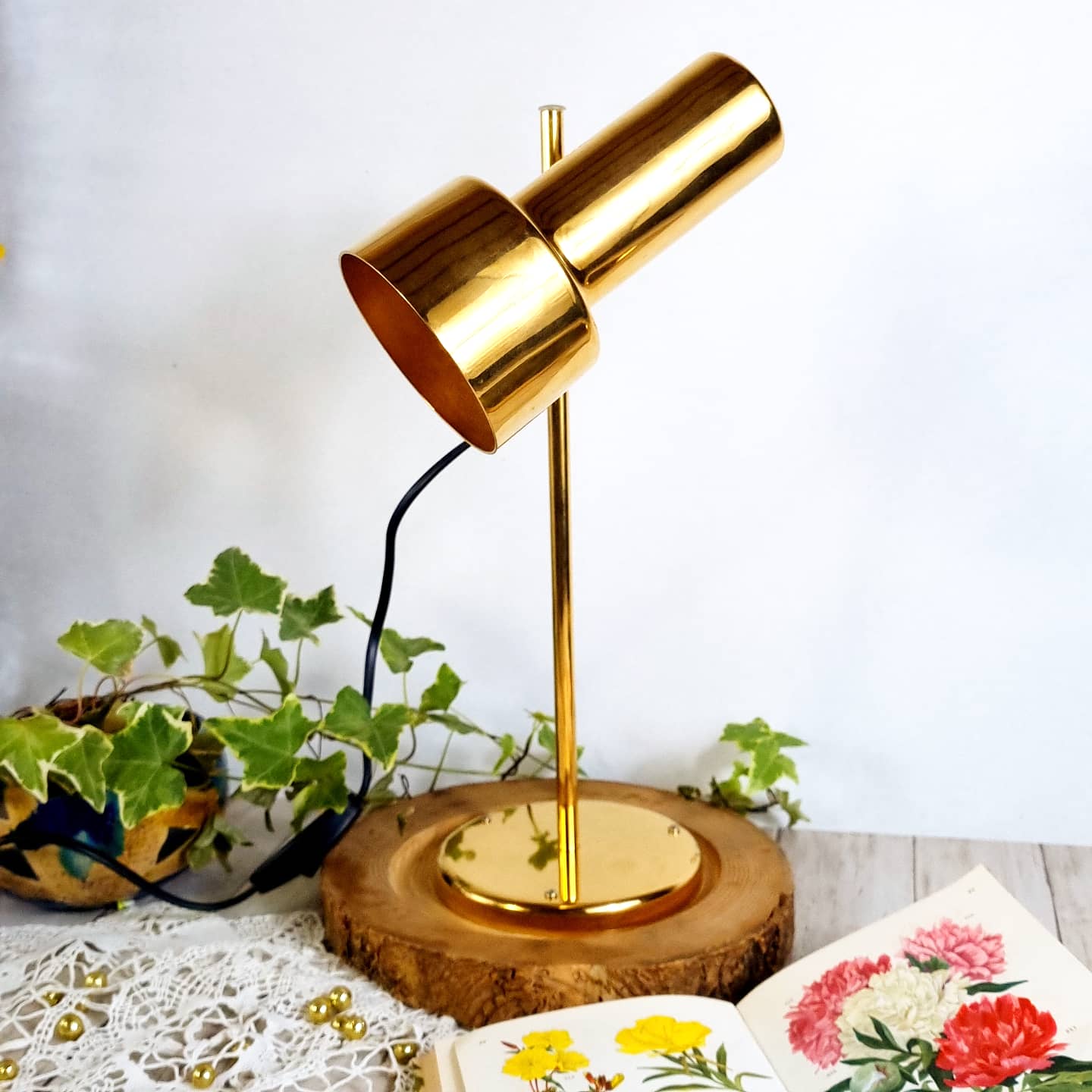 Adjustable lamp in gilded metal wooden base
