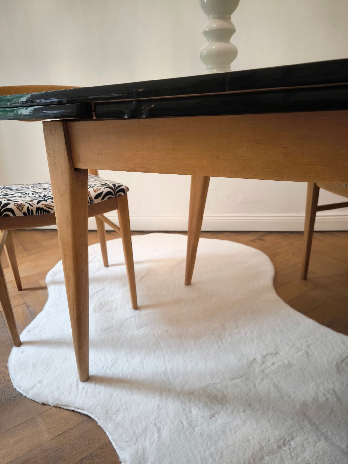 Vintage table in aqua Formica with extensions – Wooden legs