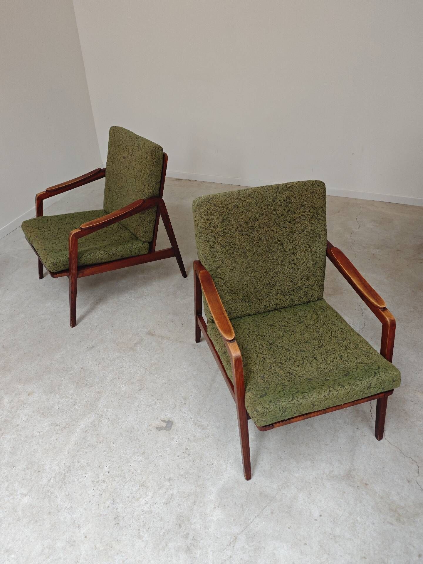 Pair of wooden armchairs Uluv green fabric 1960