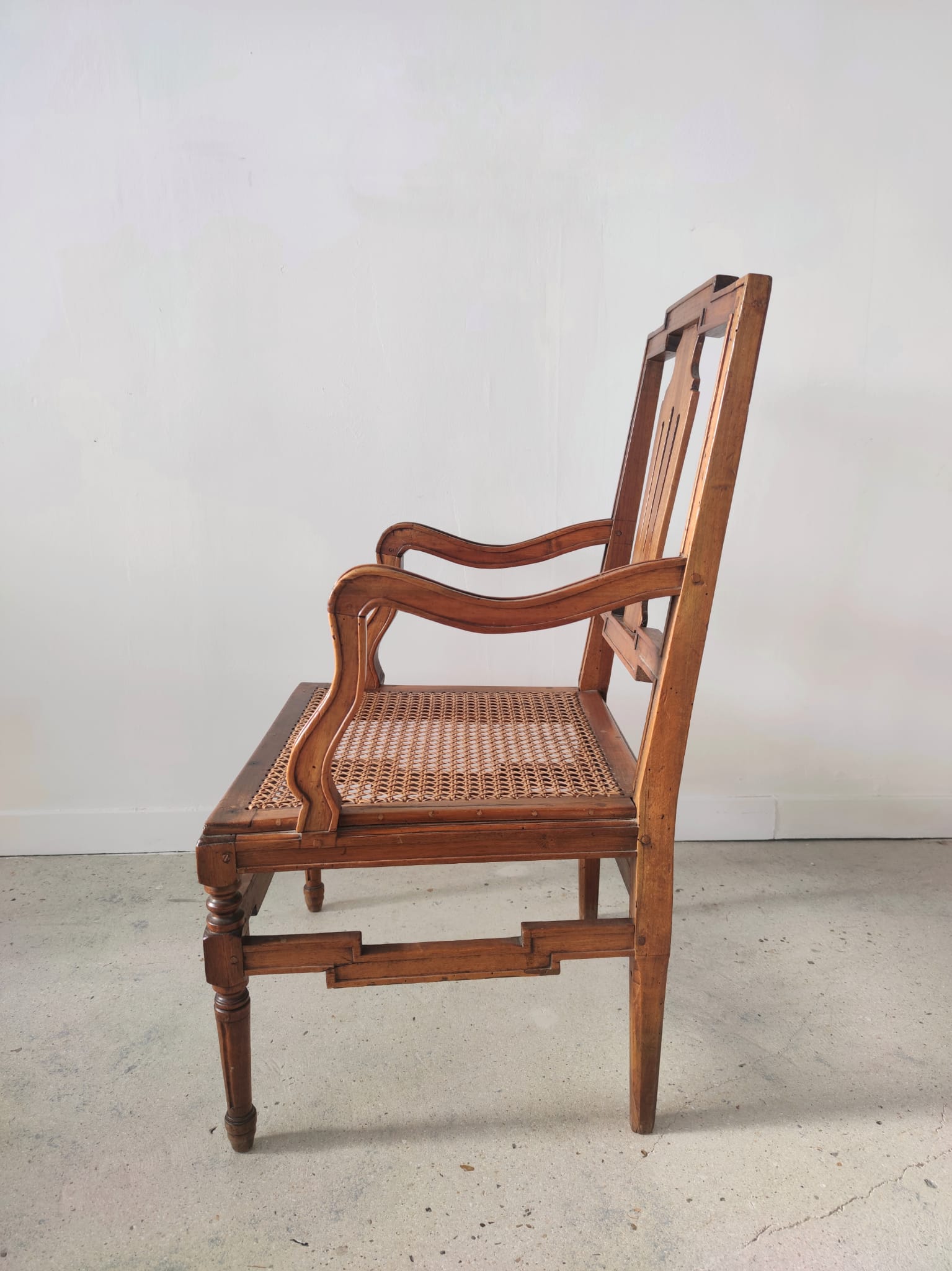 Fauteuil canné en bois naturel