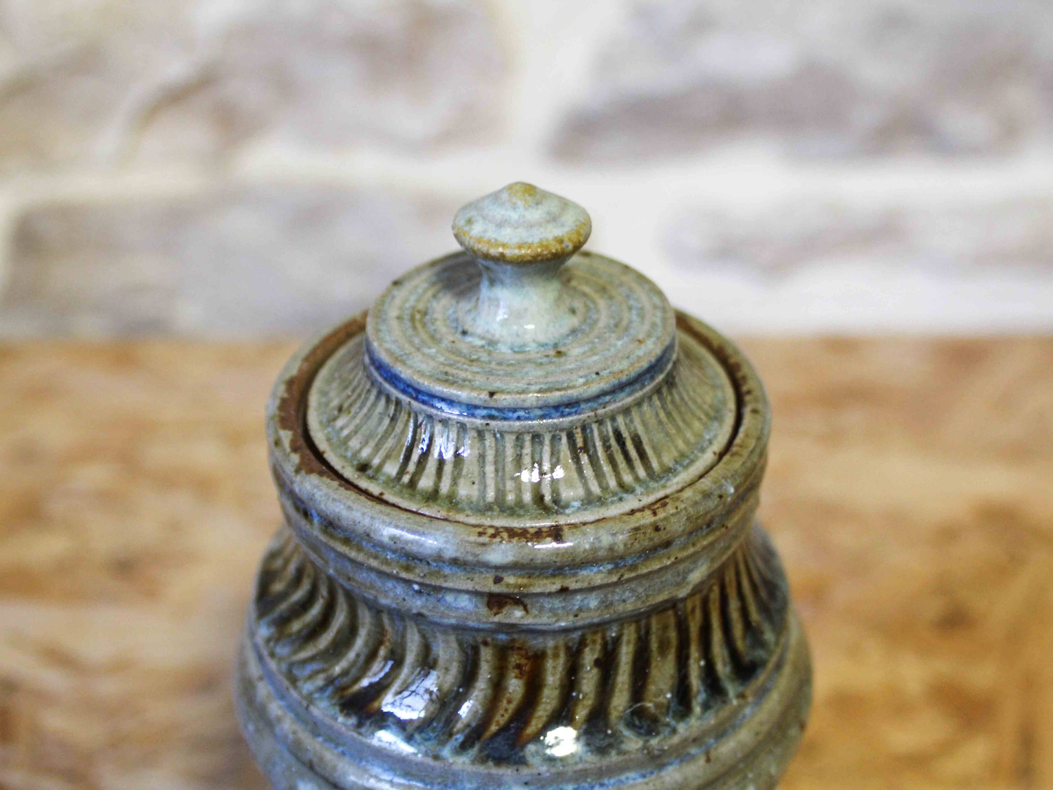 Pot couvert en grès vernissé