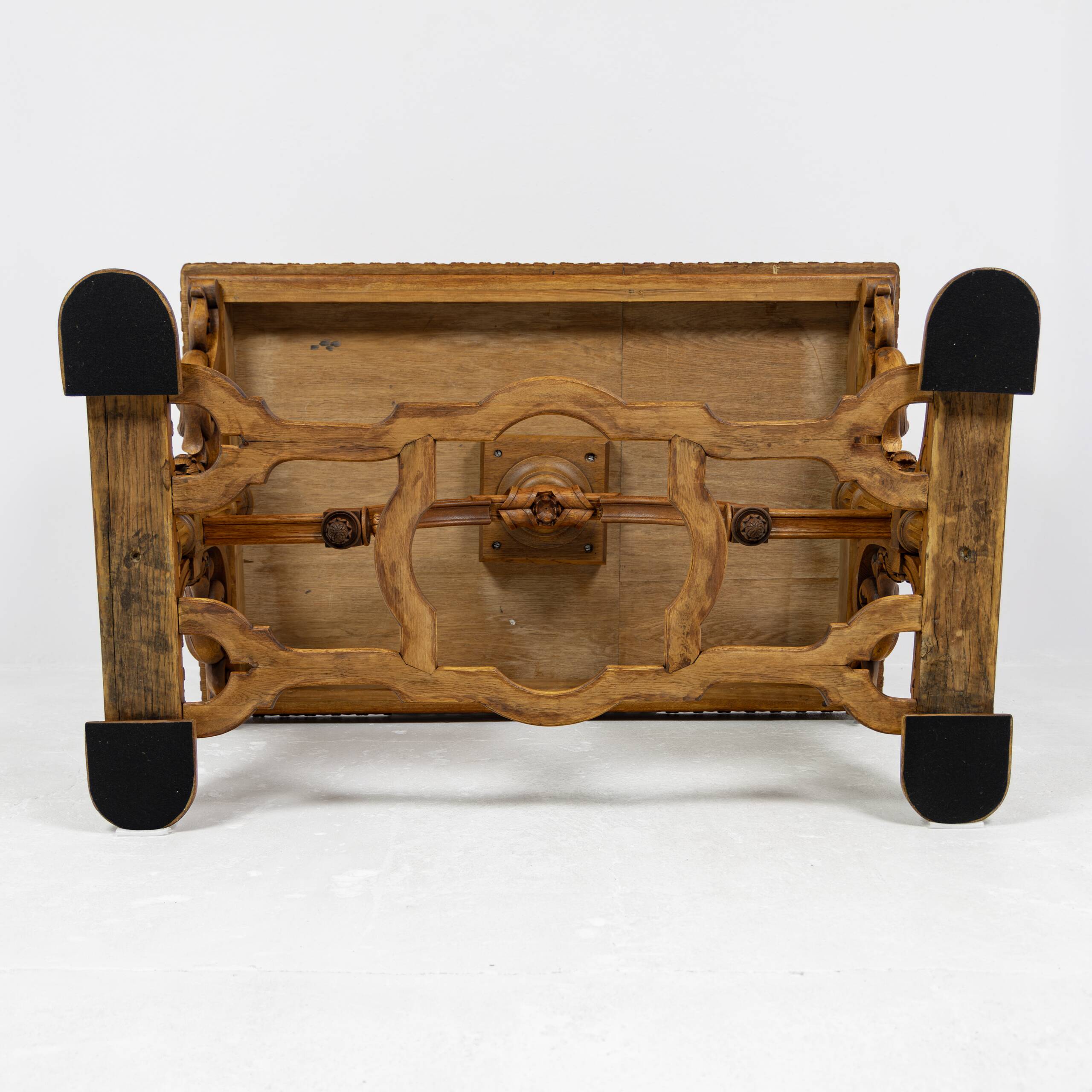 Table de bureau Néorenaissance en chêne 1880-1900