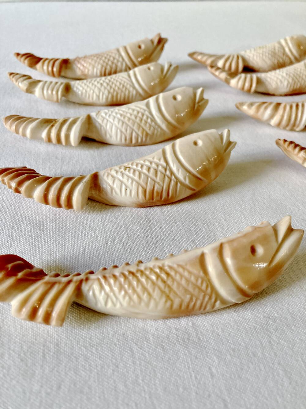 10 fish-shaped knife holders