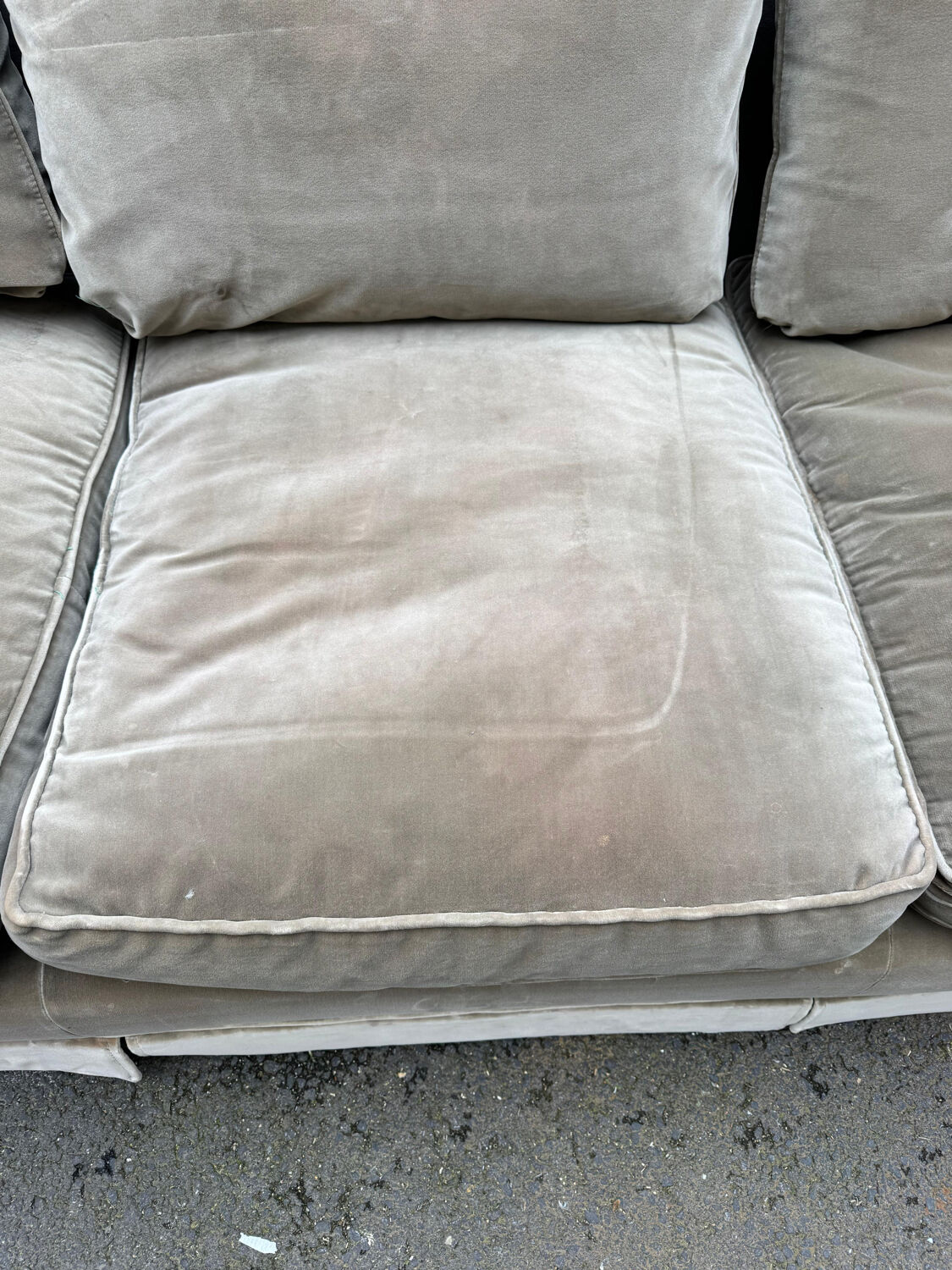 Beautiful Knole model canapé in velvet.