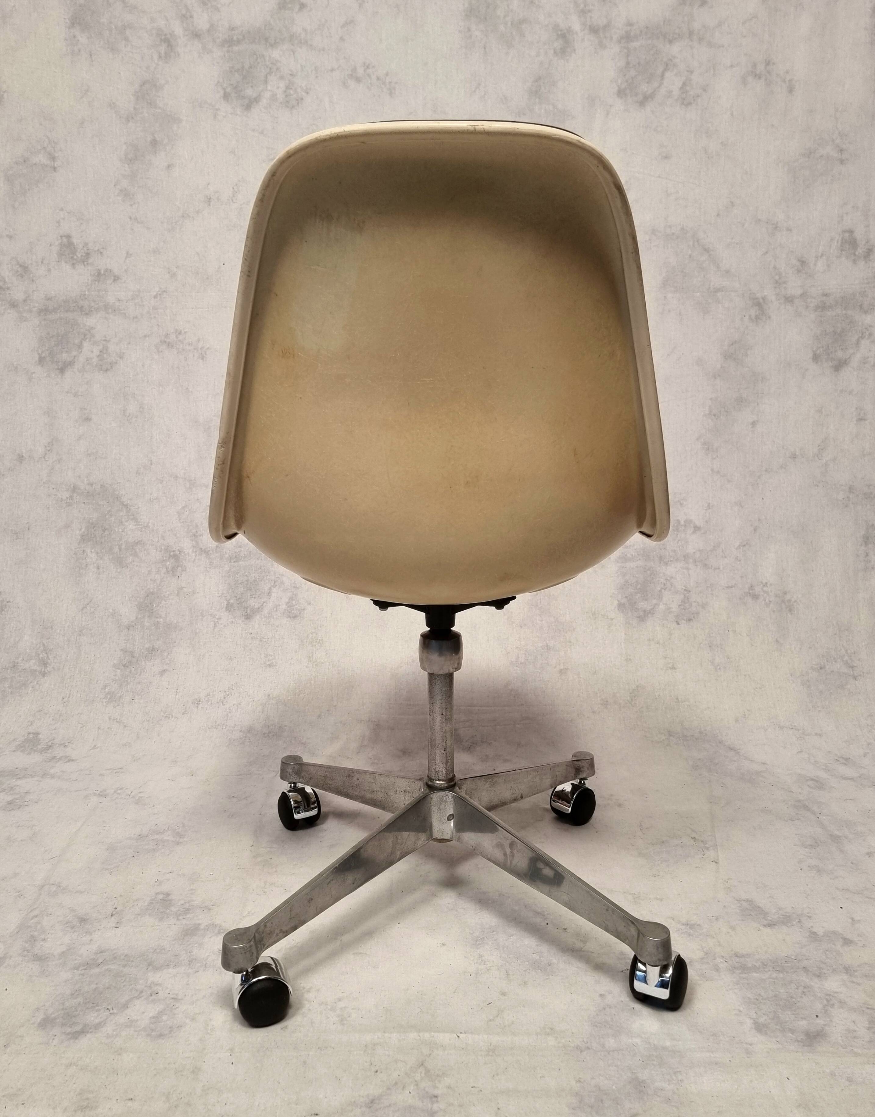 Office chair by Charles and Ray Eames for Herman Miller - Fiberglass - Ca 1960