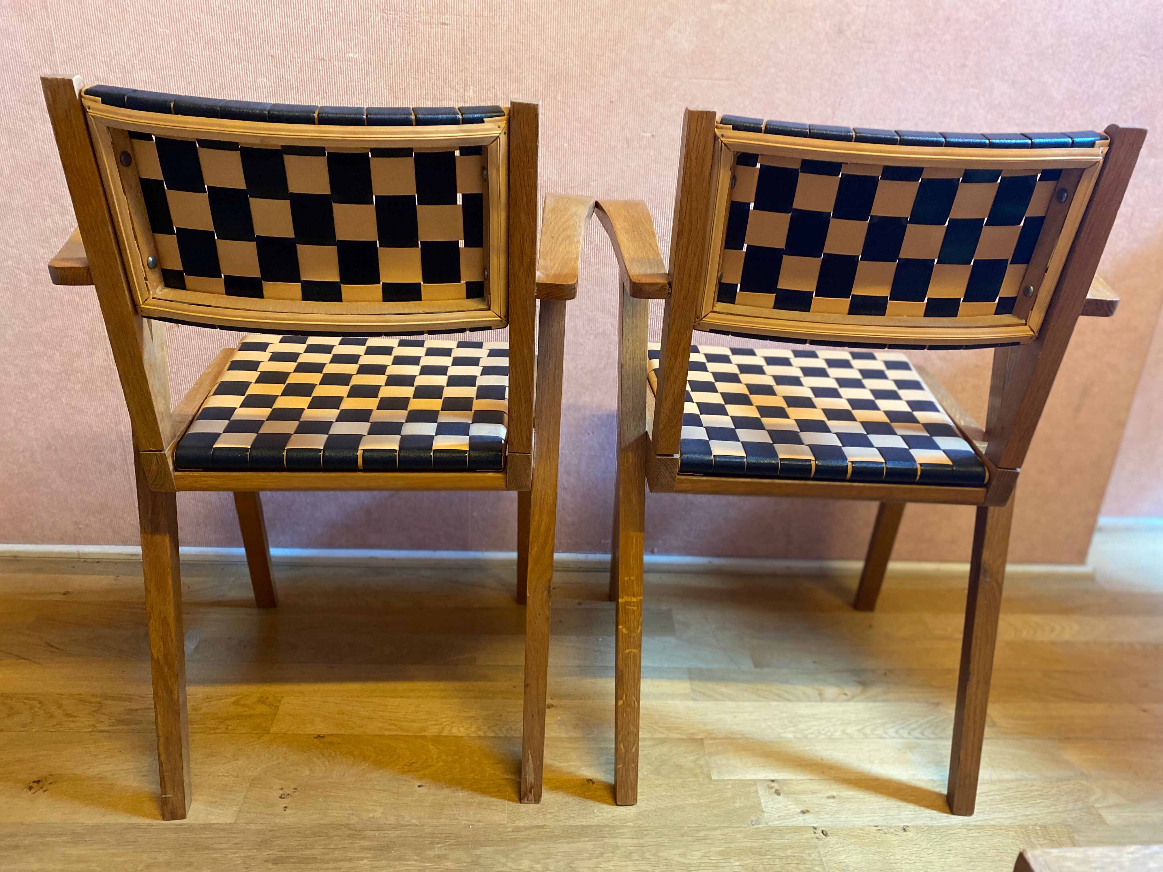 Paire de chaises des années 50 en chêne dorées.