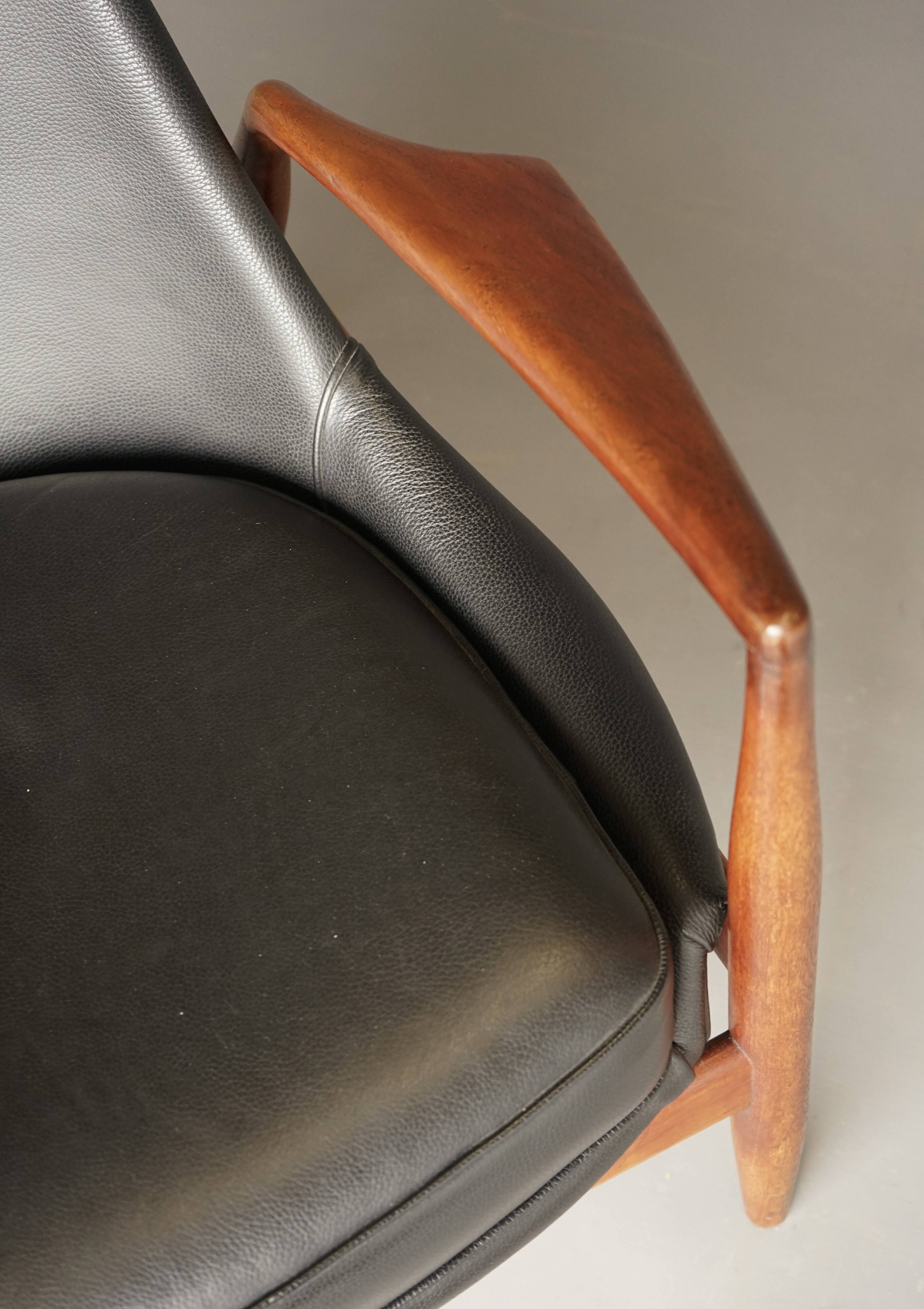 Fauteuil Seal en cuir et teck Ib Kofod-Larsen pour OPE, Suède, années 1960.