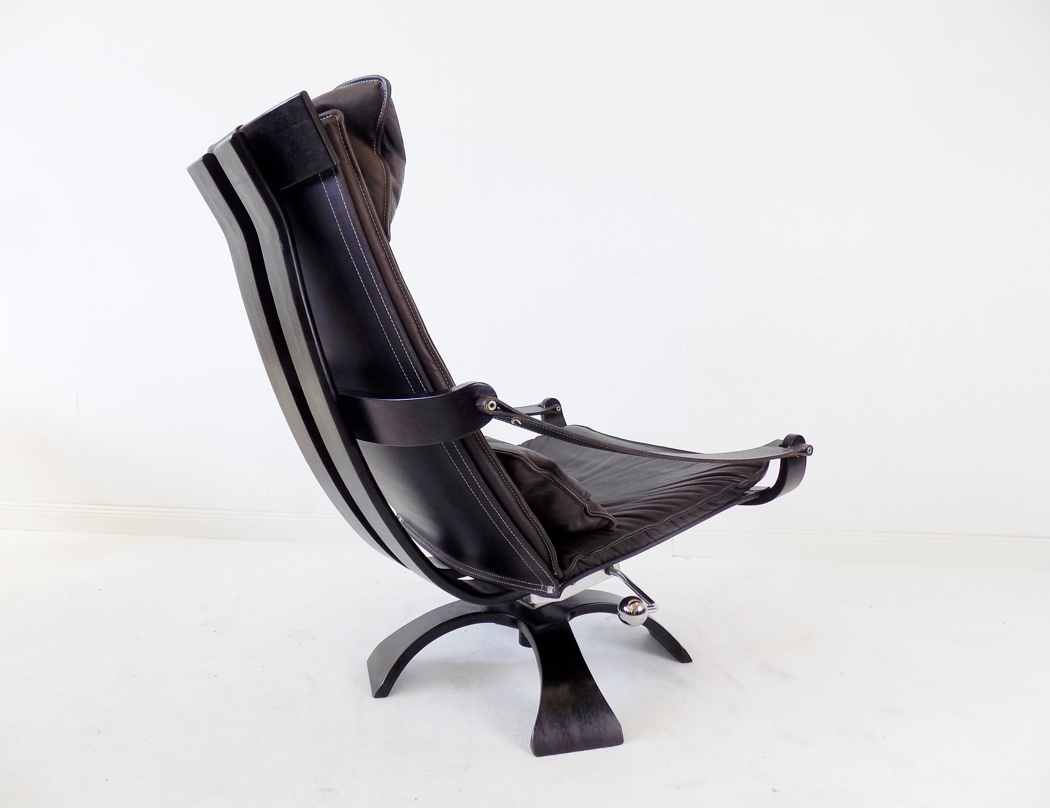 Nelo leather lounge chair by Ake Fribytter