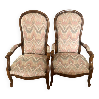 Lot de deux fauteuils en merisier et tapisserie