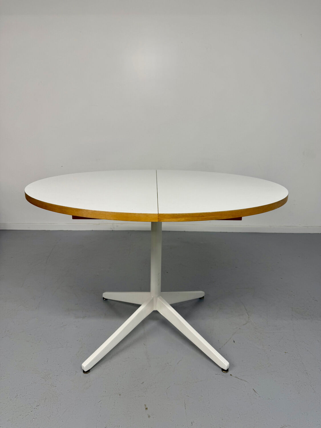 Extendable dining table designed by George Nelson for Herman Miller 60’