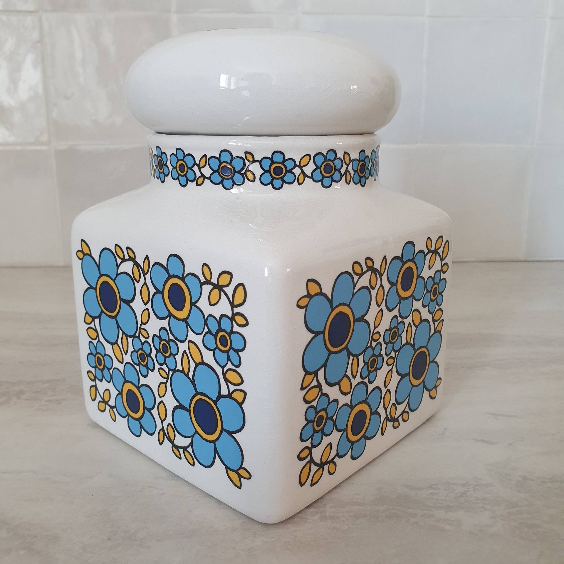 Ceramic storage pot with blue flower pattern Tauntun Vale / England