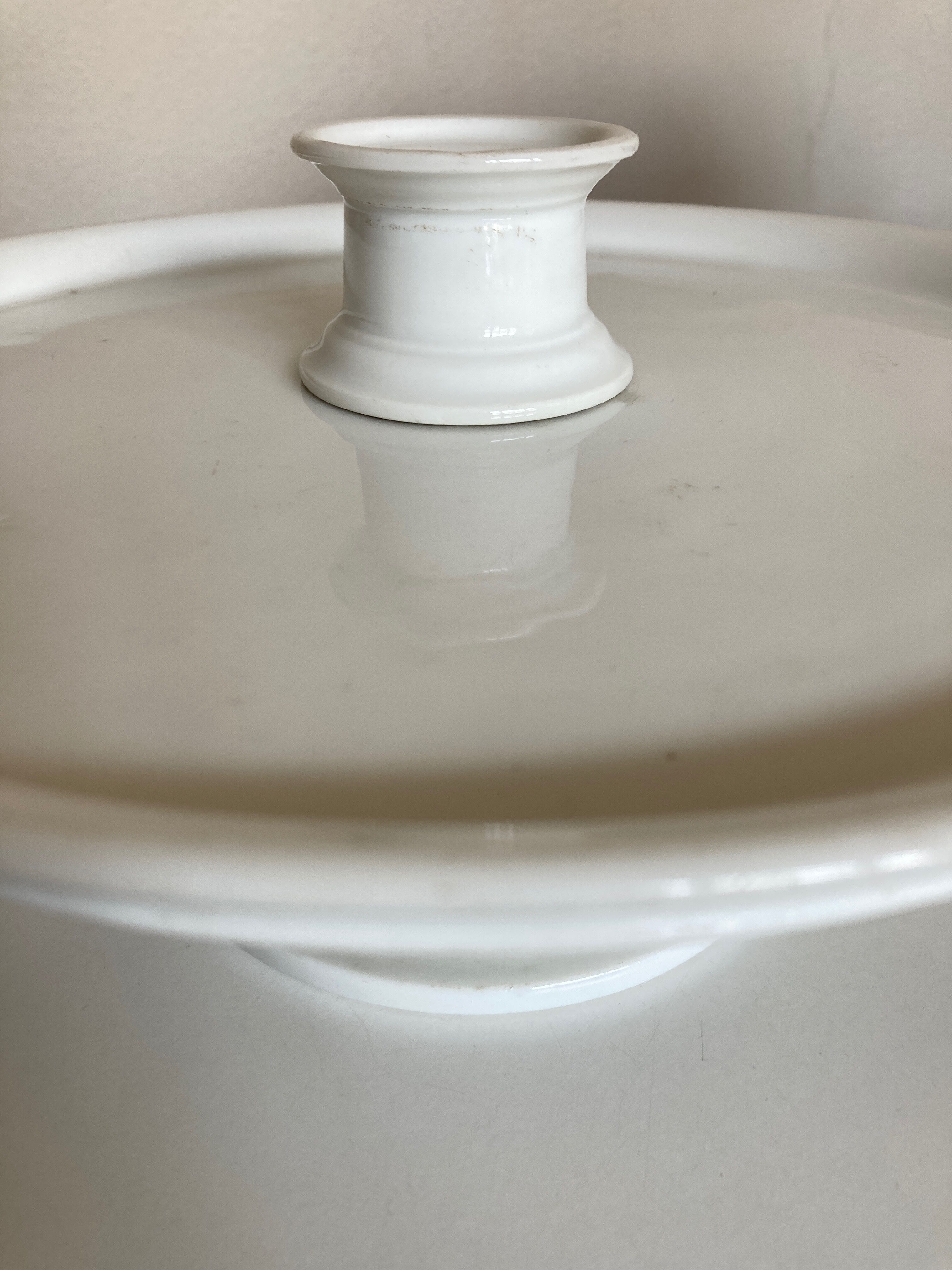 Assiette montée d'office mi-19e plat présentoir sur pied en faïence blanche