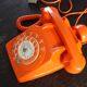 Téléphone vintage à cadran orange 70's