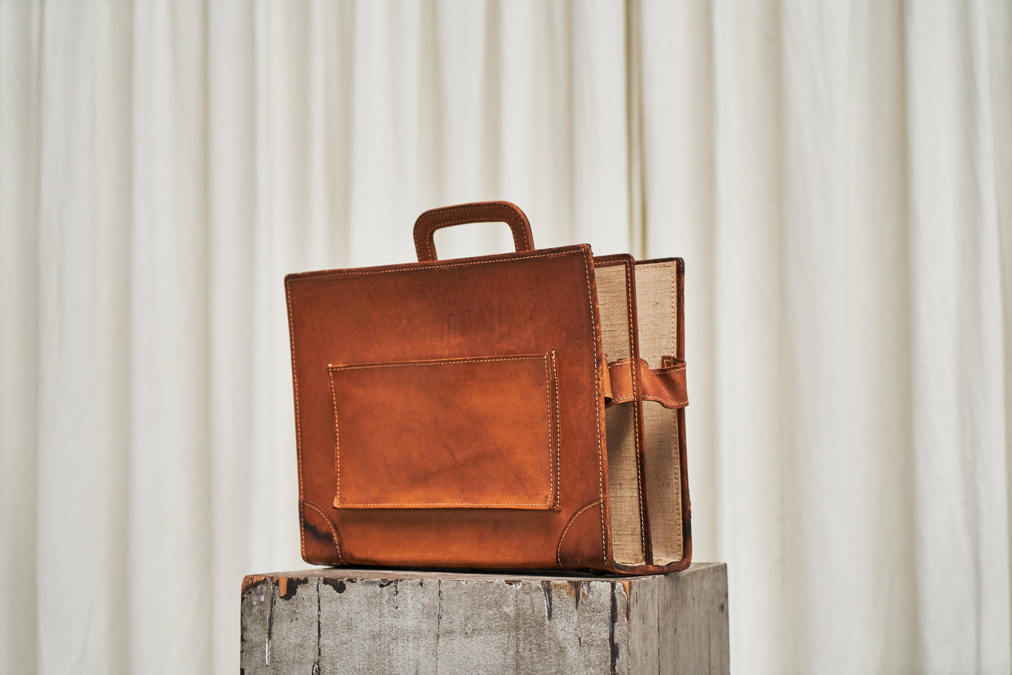 Trompe-l'Oeil magazine rack 'Actentasche' in patinated leather and canvas