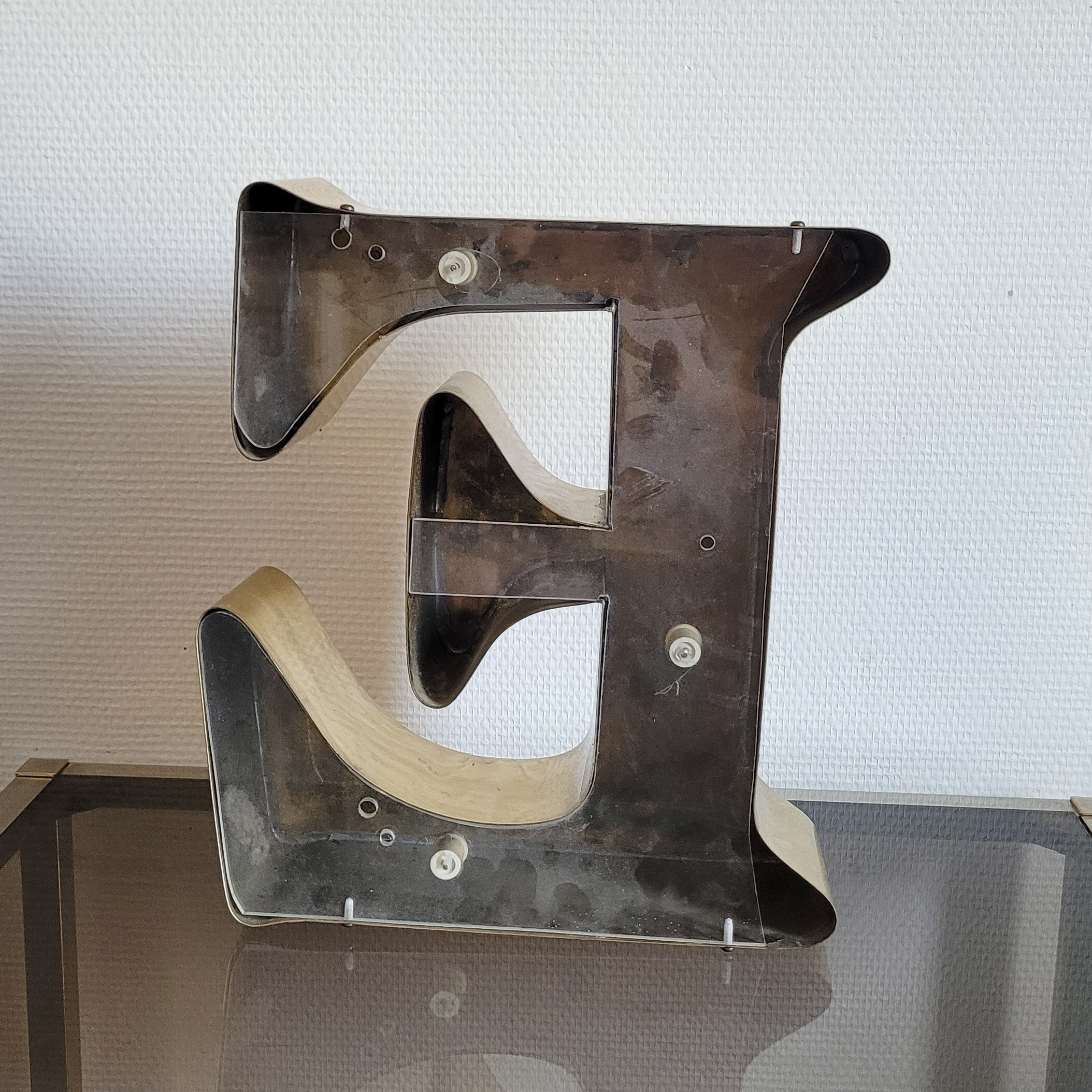 Old sign letter E