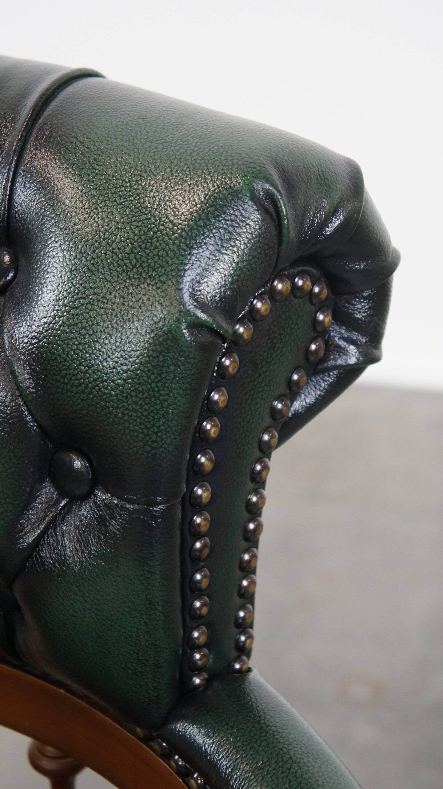 Elegant green English chesterfield office chair made of cowhide leather