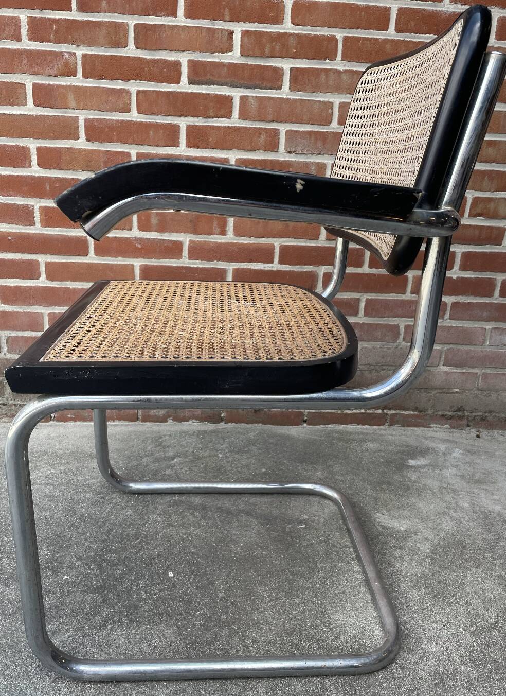 Cesca chair B64 with armrests by Marcel Breuer Design in black and chrome