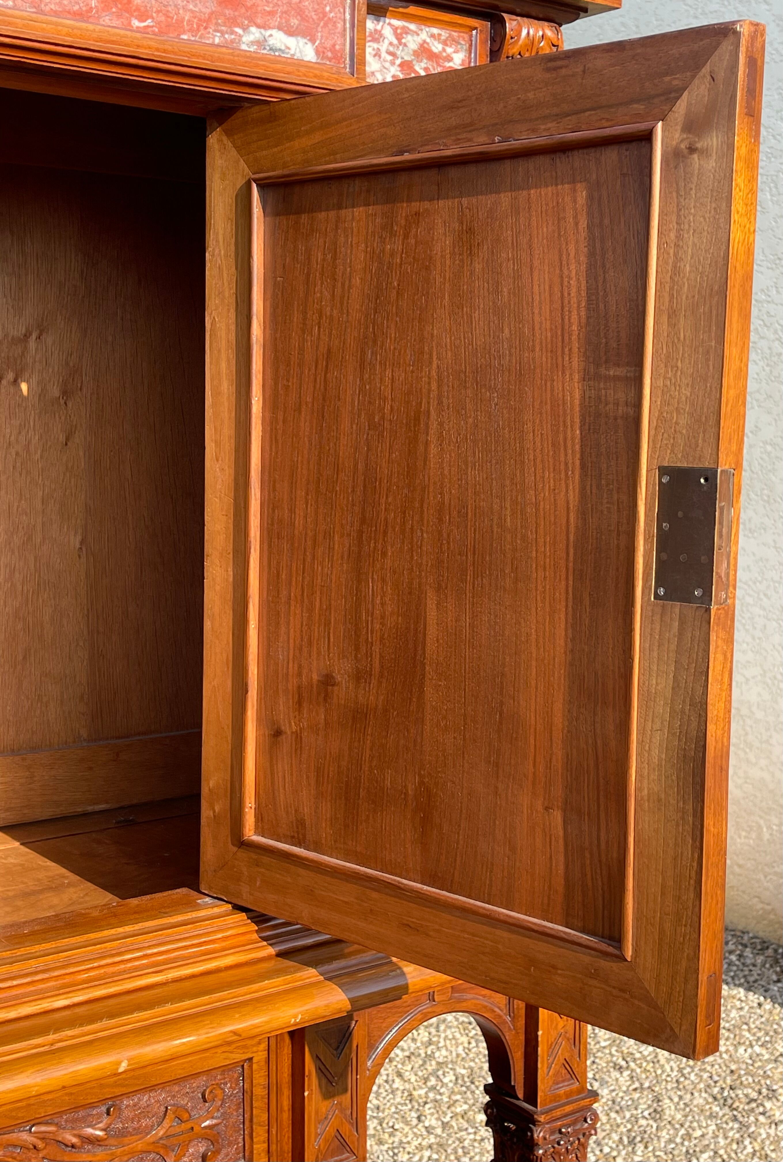 Cabinet en noyer avec incrustations de marbre style renaissance