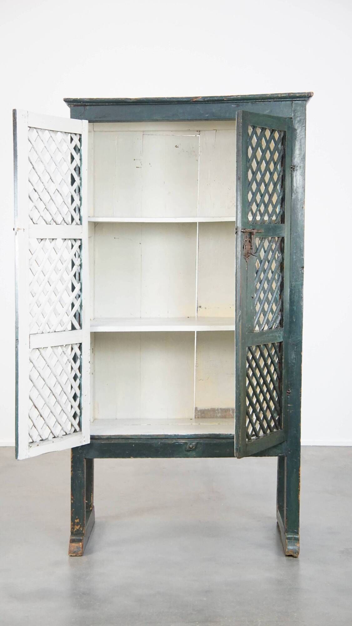 Armoire, buffet espagnol en bois vert et peintures Art populaire, XVIIIe siècle