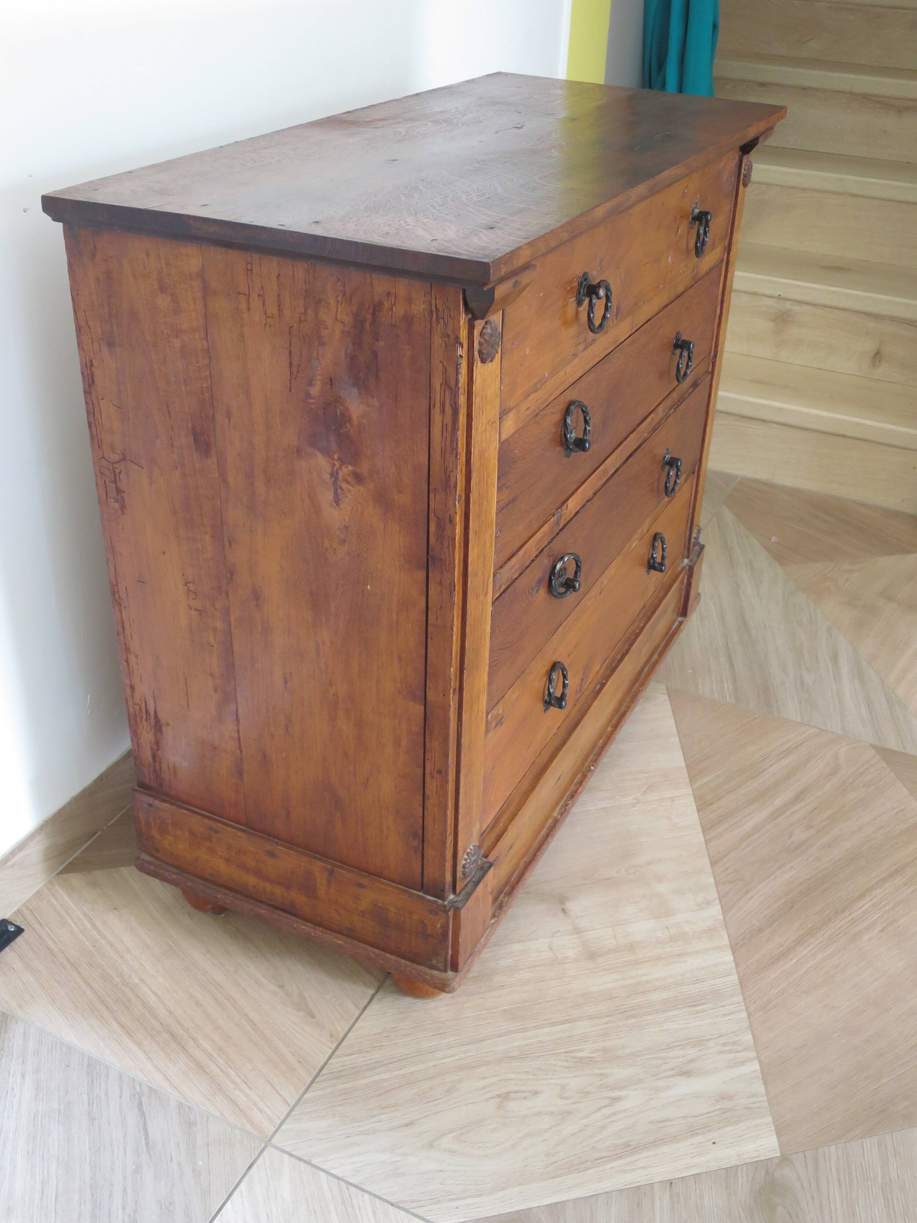 Commode 4 tiroirs en bois massif, début XXème s.
