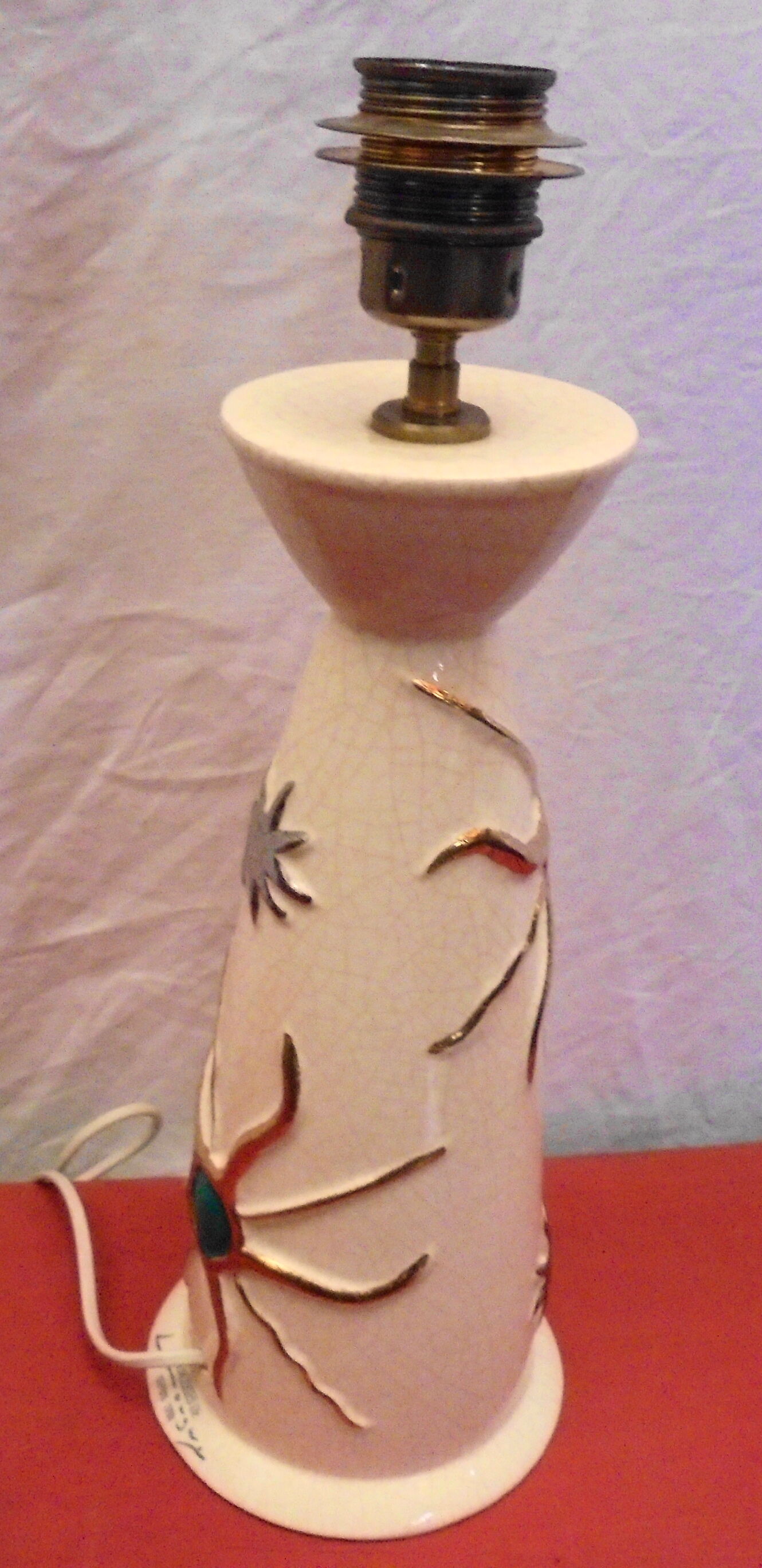 Longwy-designed lamp pose